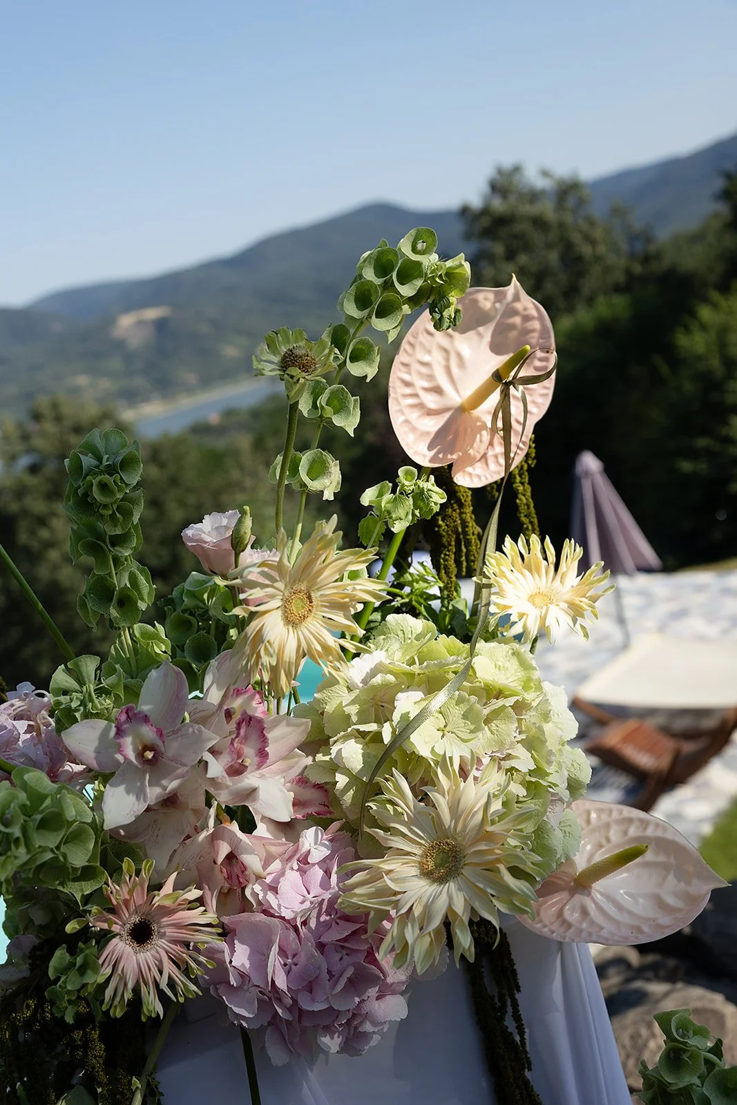 modern ceremónia dekoráció a villa grand marosban MONA Design