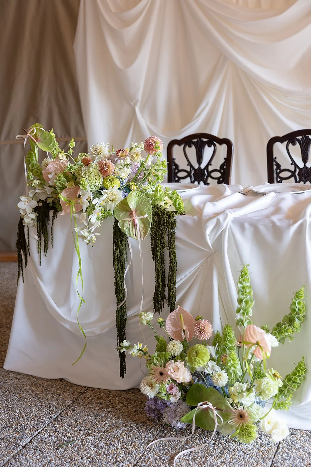 modern főasztal dekoráció textil draping háttérrel MONA Design