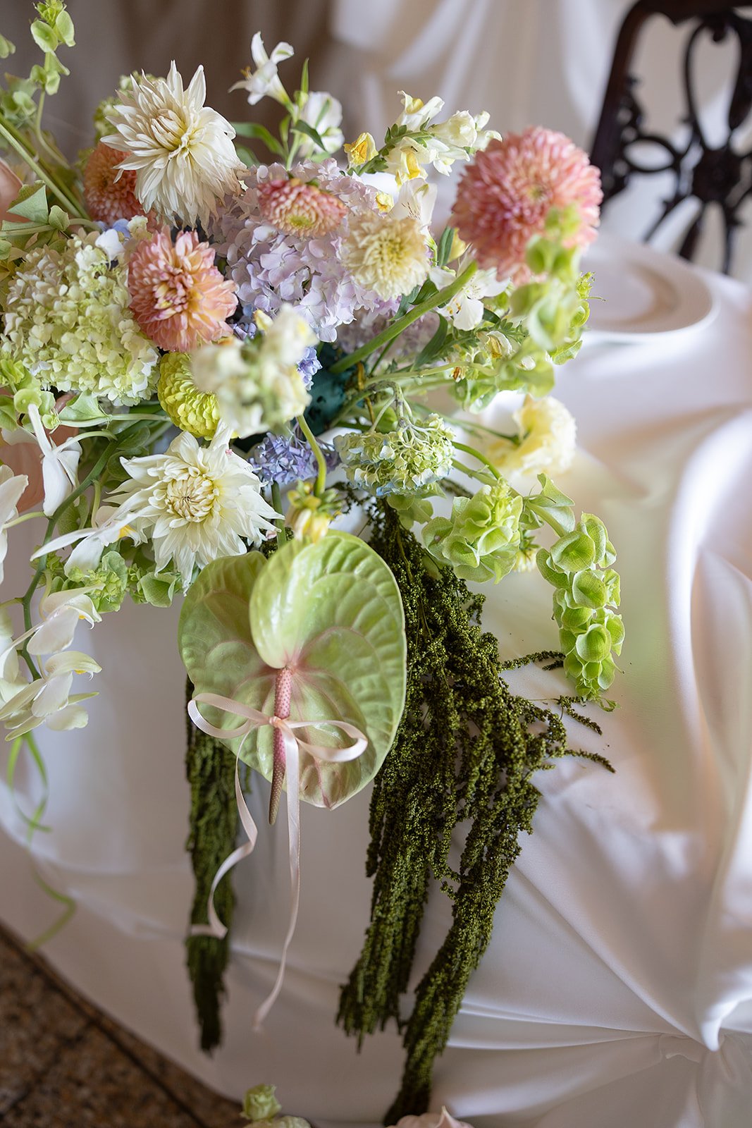 modern esküvői virágok anthurium orchidea amaranthus