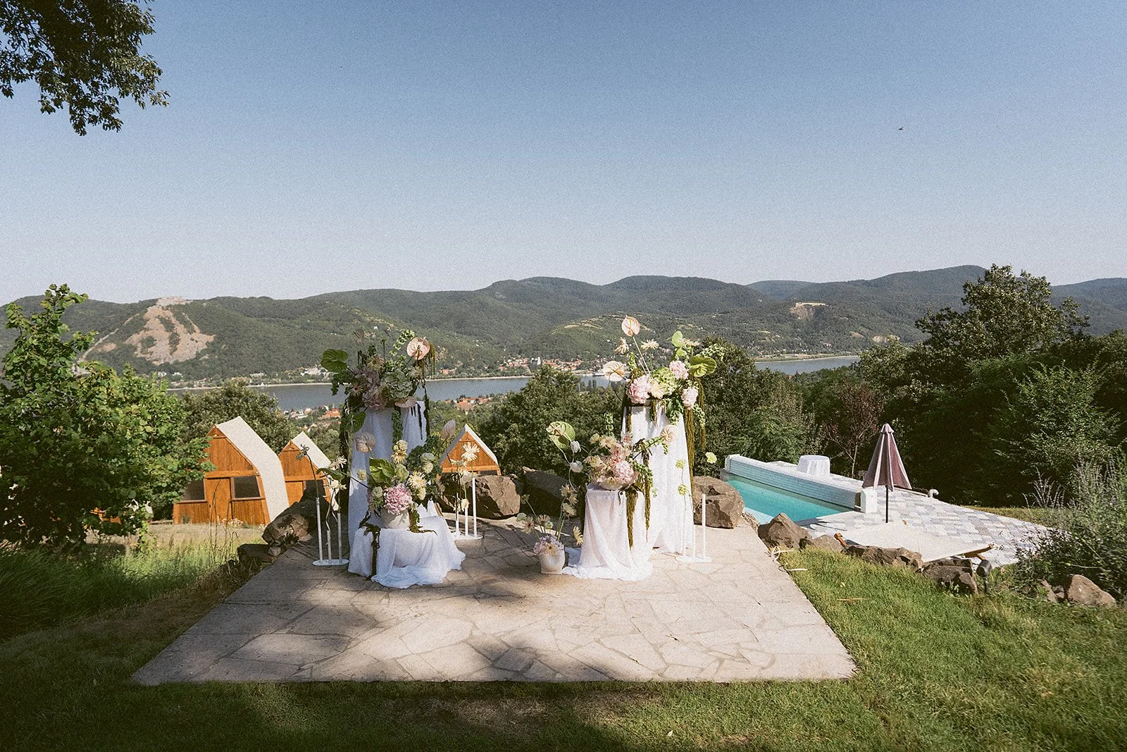 modern ceremónia dekoráció a villa grand marosban MONA Design