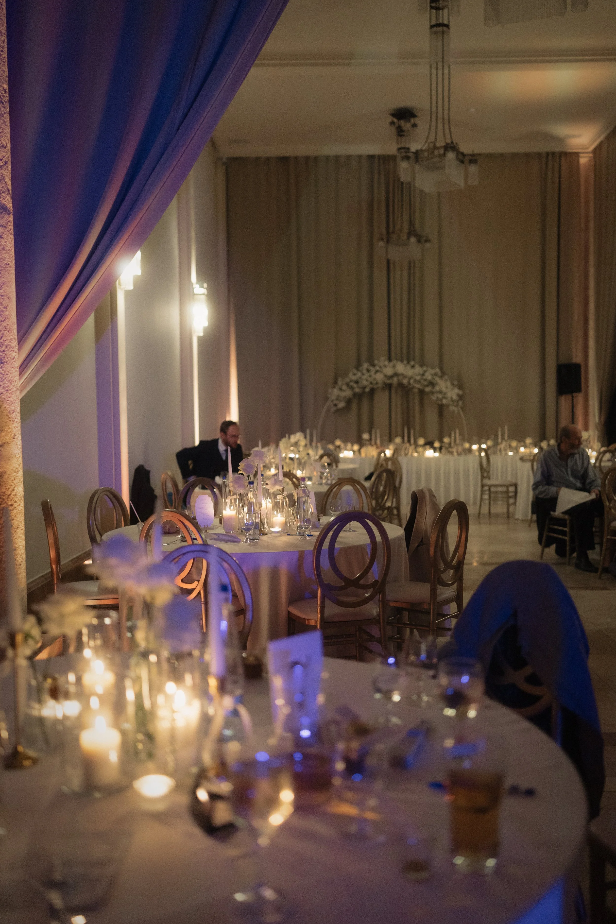 Hangulatos esti esküvői dekoráció a Pálma Rendezvényházban - gyertyafényes asztalok és elegáns fehér virágdekor