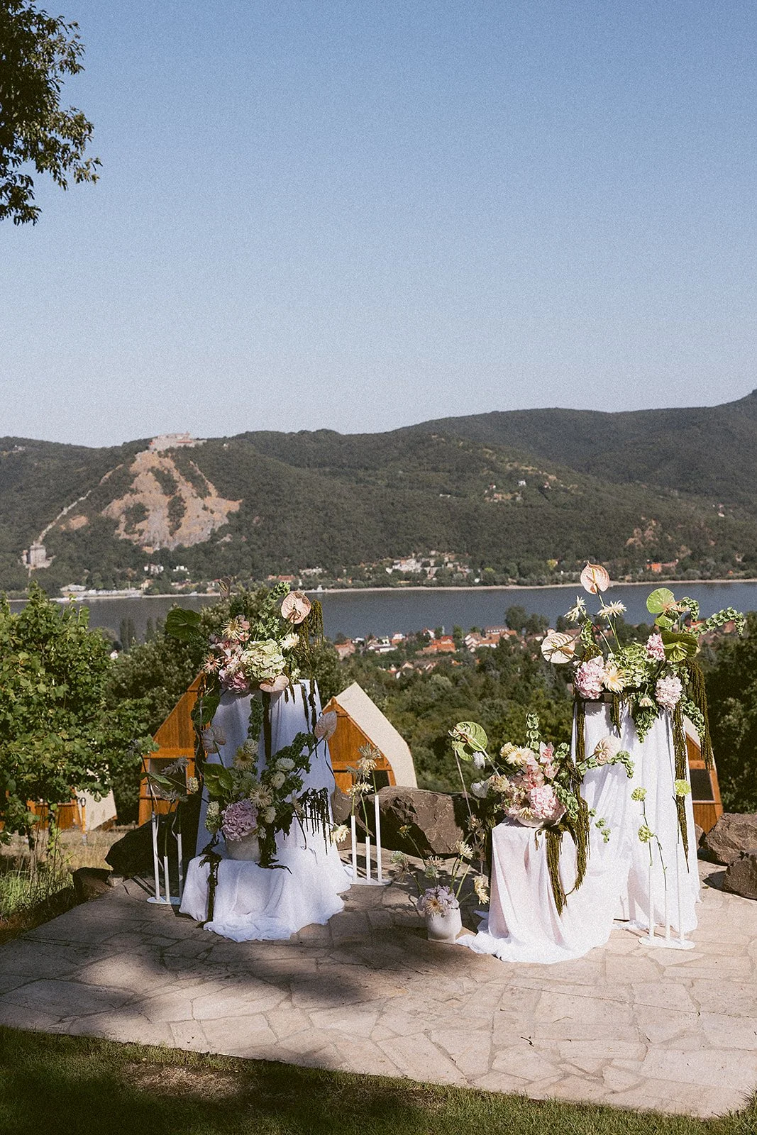 modern ceremónia dekoráció a villa grand marosban MONA Design