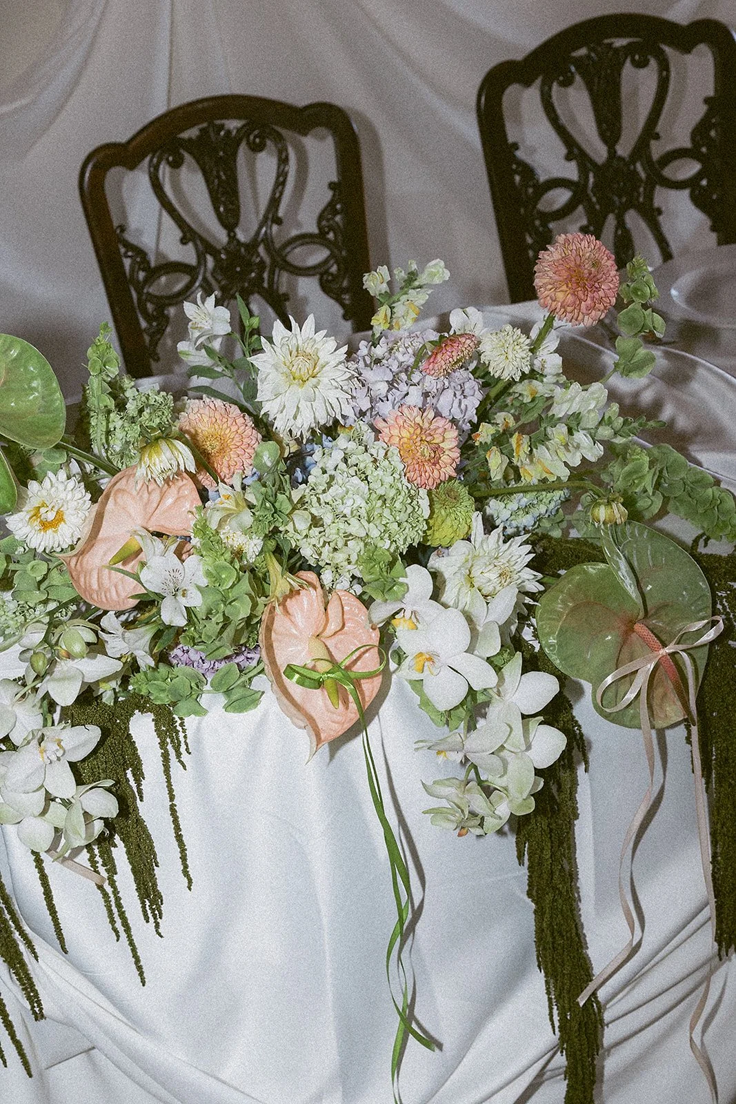 modern főasztaldísz esküvői dekoráció pasztell színekben