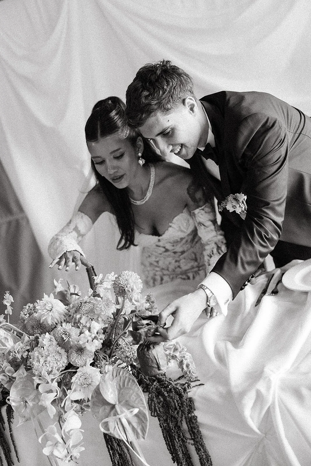 modern főasztal dekoráció textil draping háttérrel MONA Design