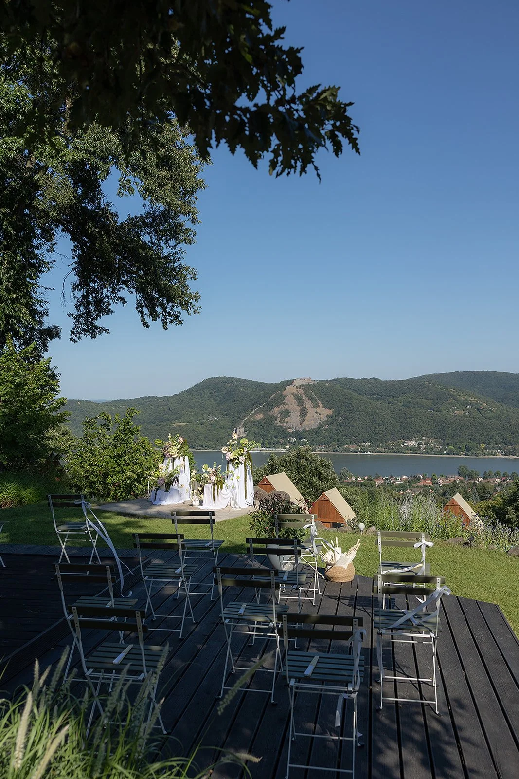 modern ceremónia dekor a villa grand marosban MONA Design