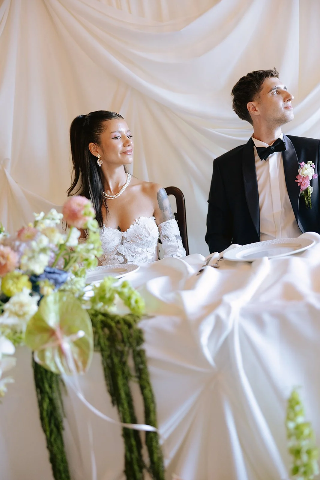 modern főasztal dekoráció textil draping háttérrel MONA Design