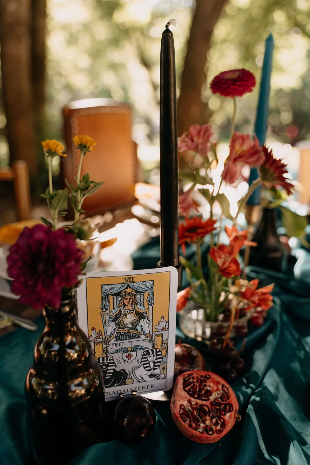 modern őszi esküvői asztaldekor tarot kártya asztalnévvel, burgundy gyümölcsös dekor, gránátalma és gyertyák, különleges esküvői design 