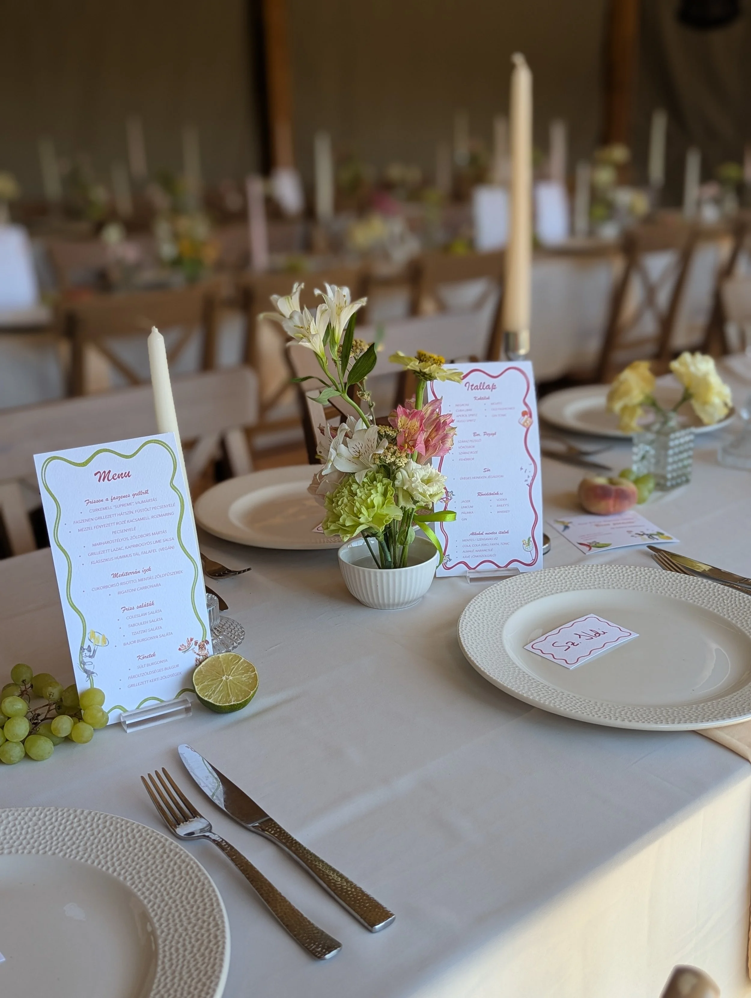 Esküvői menükártya és asztaldekoráció pasztell virágokkal, gyertyákkal és gyümölcsökkel: modern, romantikus esküvői grafika és dekoráció harmonikus összhangban, MONA Design