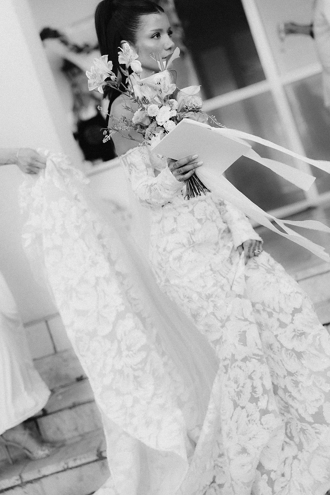 modern menyasszonyi csokor fekete fehér fotón