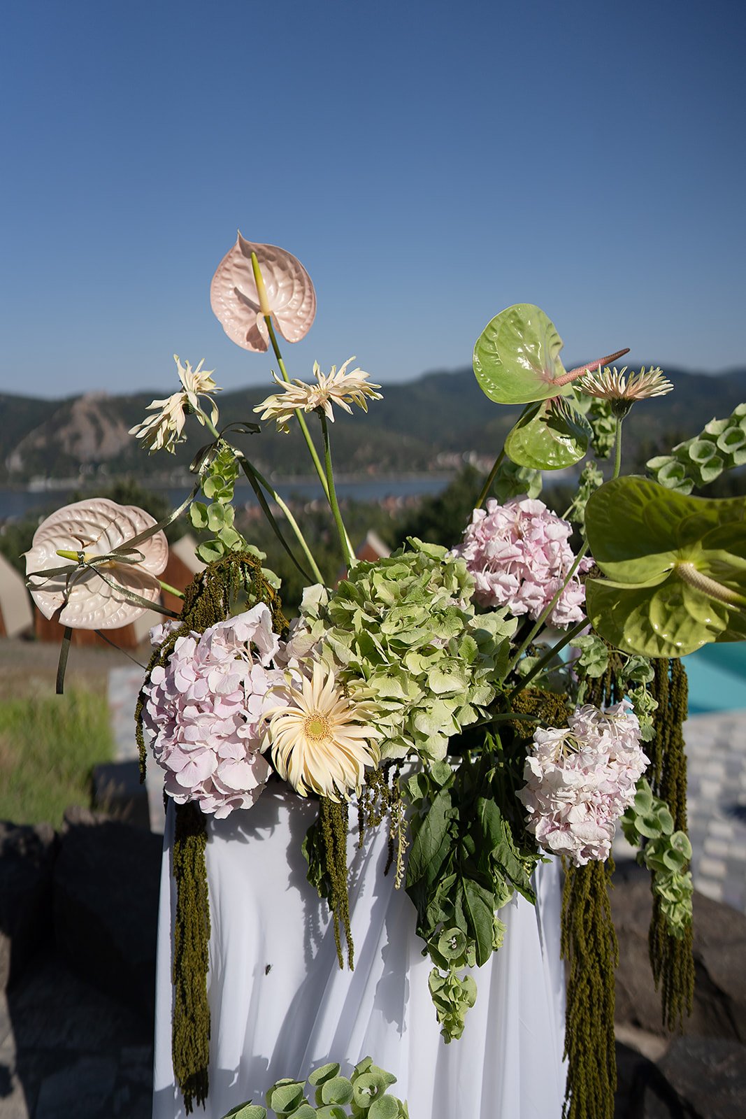 modern ceremónia dekoráció a villa grand marosban MONA Design