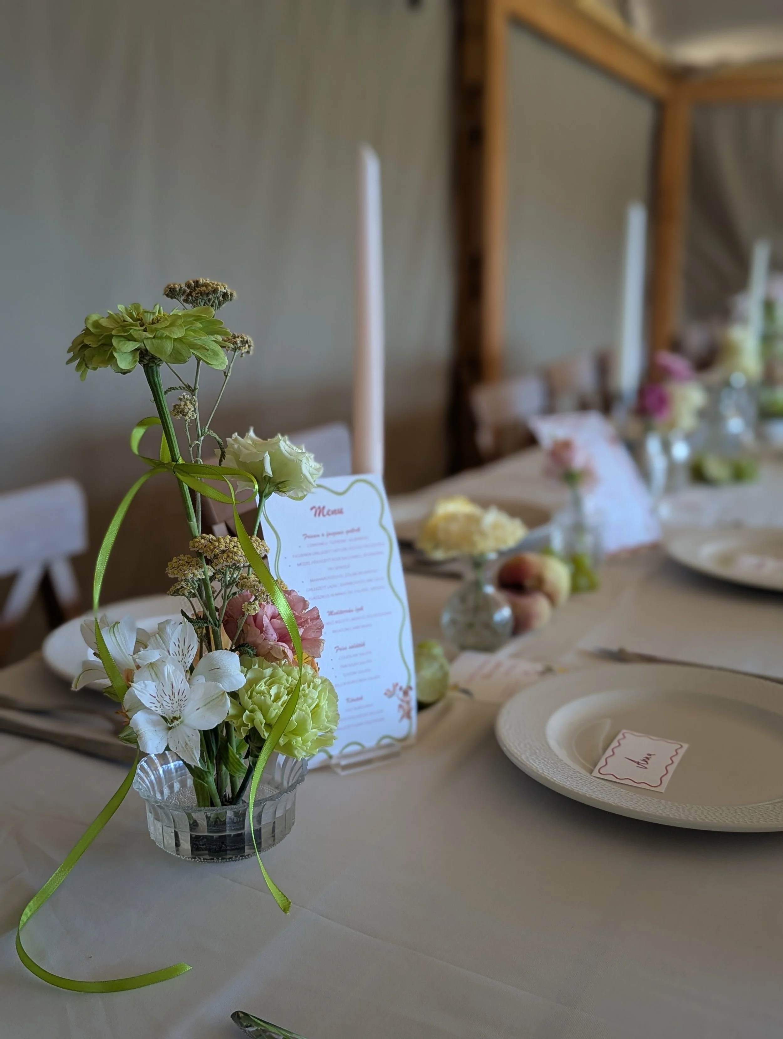 ikebana technikával készült légies modern esküvői asztaldekoráció MONA Design