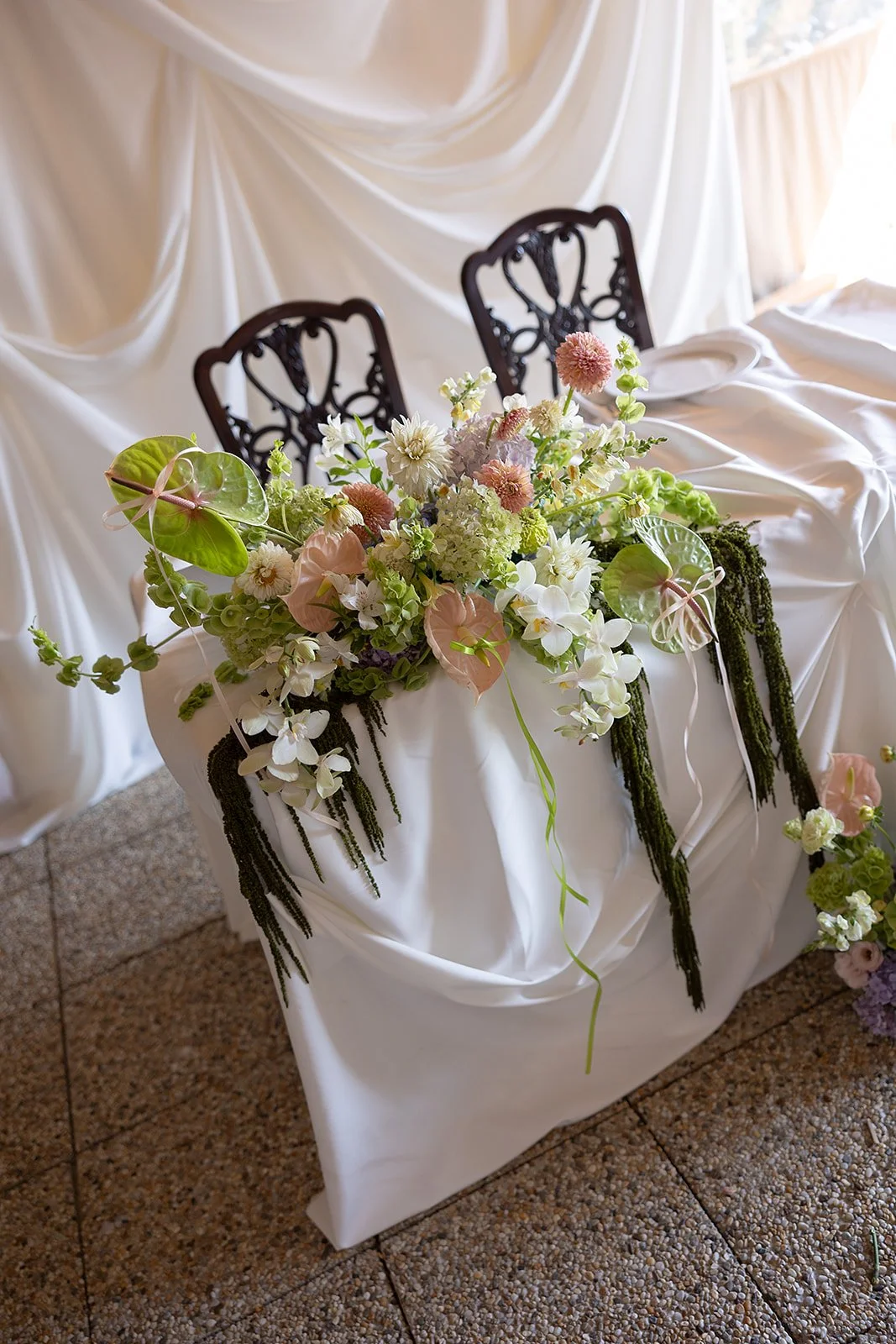 modern főasztal dekoráció textil draping háttérrel MONA Design