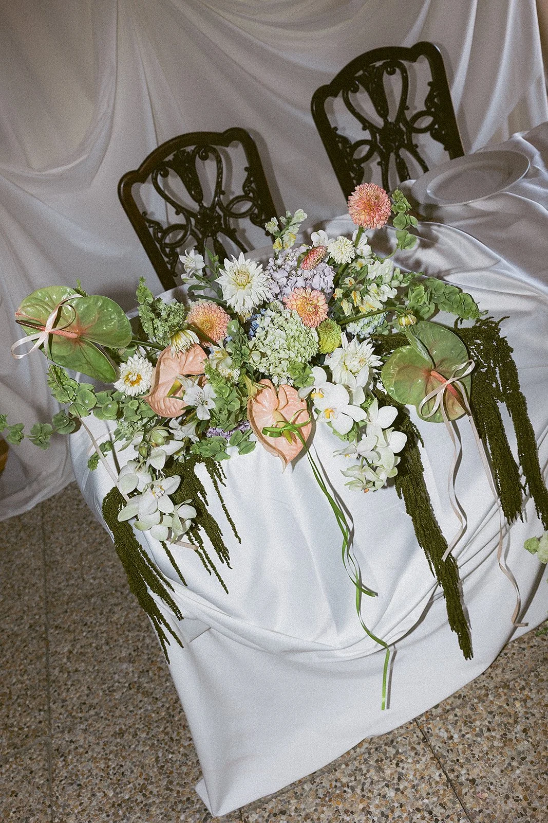 modern főasztal dekoráció gen z generáció MONA Design