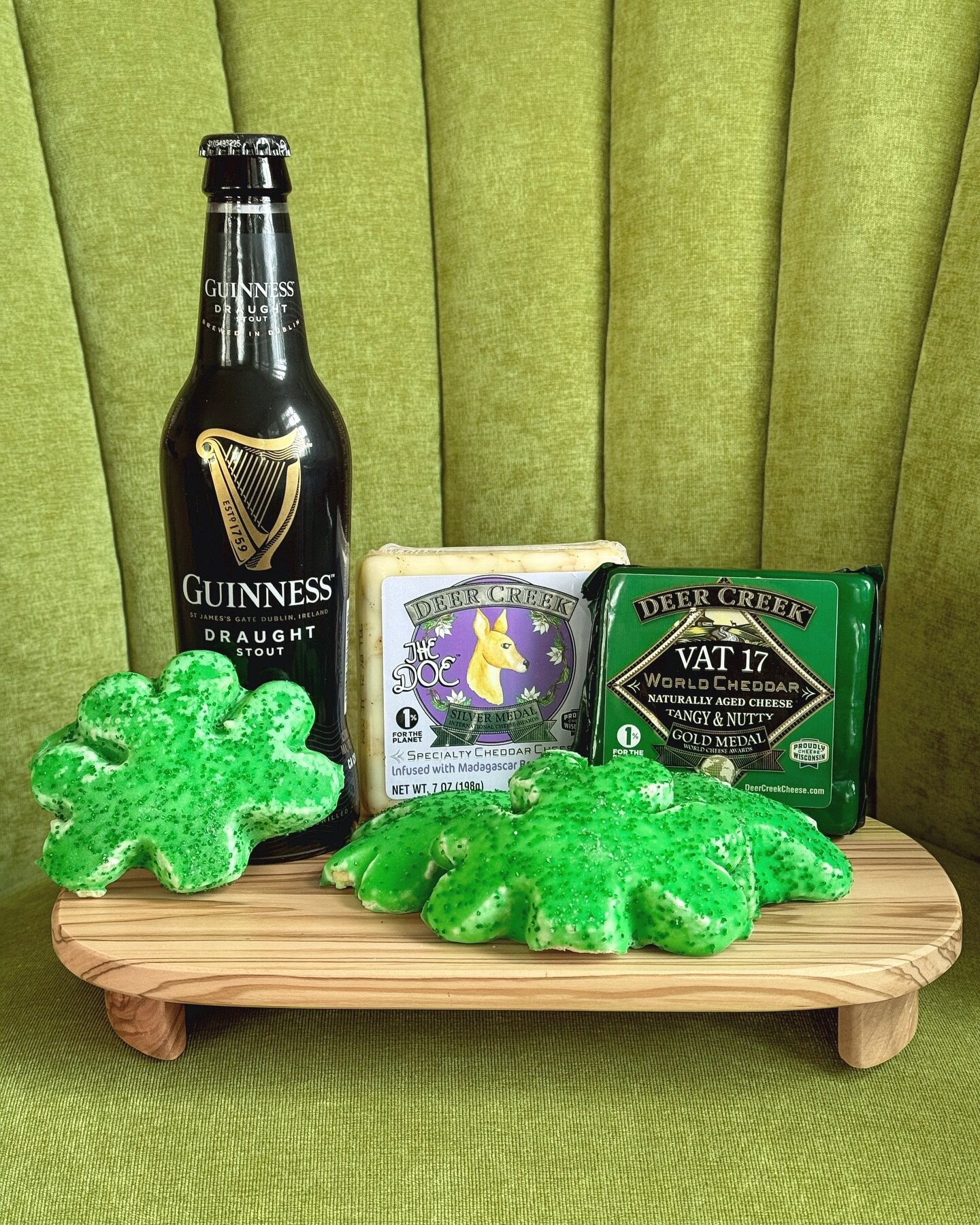 Happy St. Patrick&rsquo;s Day, everyone! 🍀🧡 We&rsquo;re celebrating by pairing @guinness with The Doe, Vat 17, and shamrock butter cookies from @sendiks. Have fun today and stay safe. 🤗 

#deercreekcheese #wisconsincheese #stpatricksday