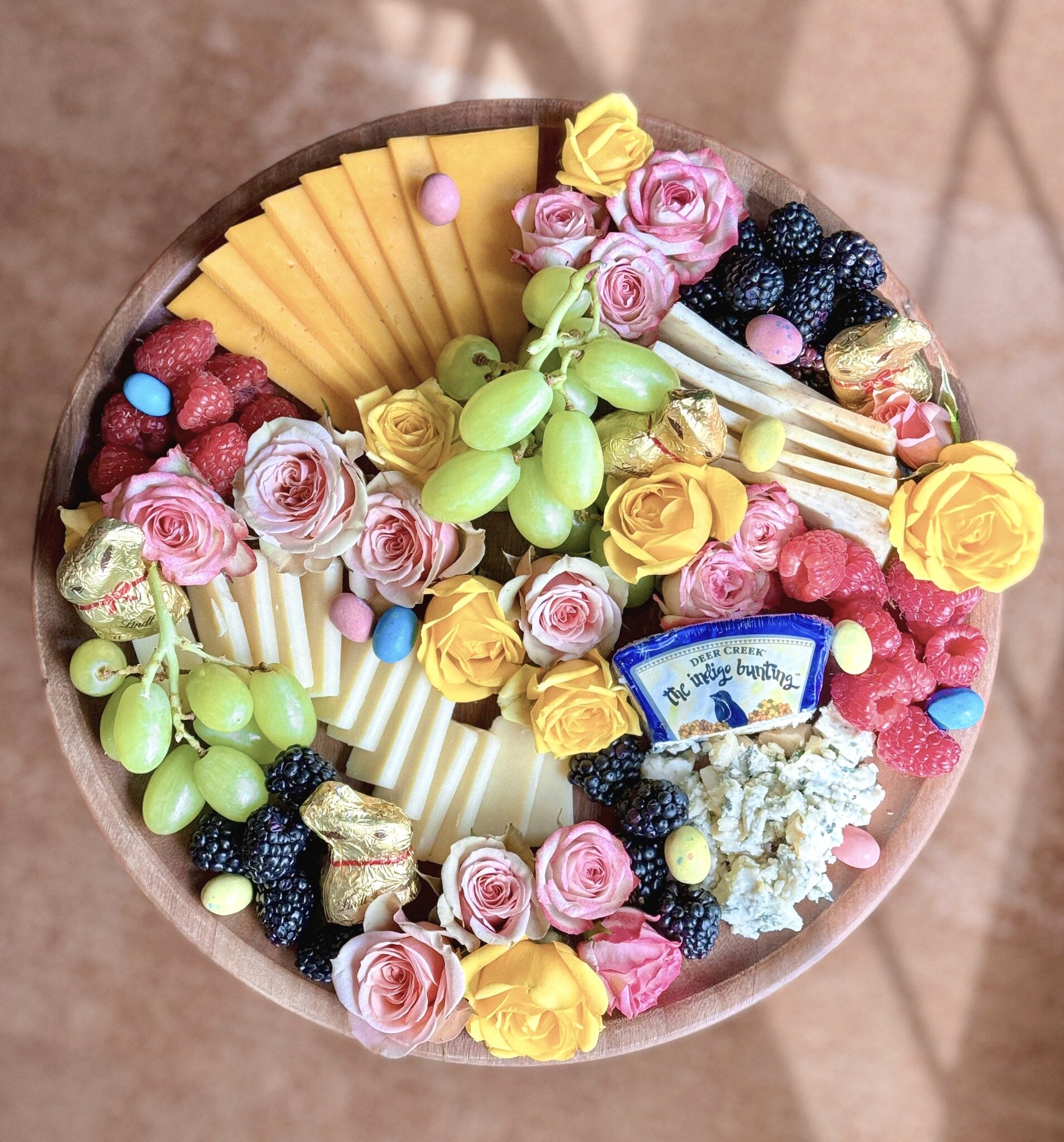 How many eggs can you count on this Easter cheese board? 🐣 Nestled between roses you&rsquo;ll find The Robin, 3 Year Reserve AA Grade Specialty Cheddar, The Wild Boar, and The Indigo Bunting. Paired up with sweet raspberries, lush blackberries, juic