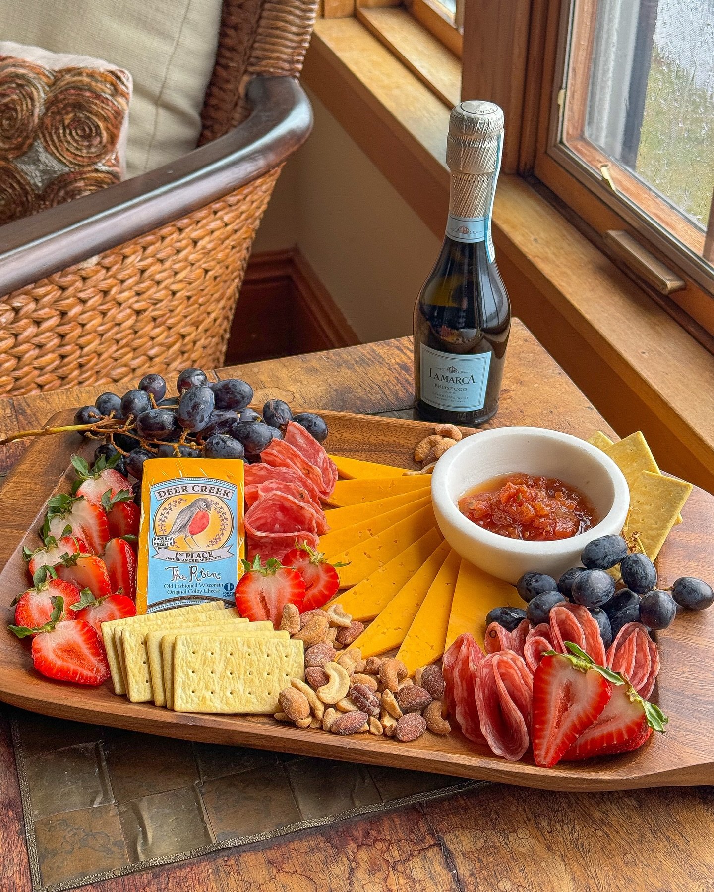 Rainy days call for a sunny pick-me-up! 😉 Grab a split of Prosecco, The Robin, and throw together a spread to snack on. Here&rsquo;s what we included: 

☀️ Black Seedless Grapes
☀️ Applewood Smoked Salami
☀️ @quinceandapple Tomato and Fennel Jam
☀️ 