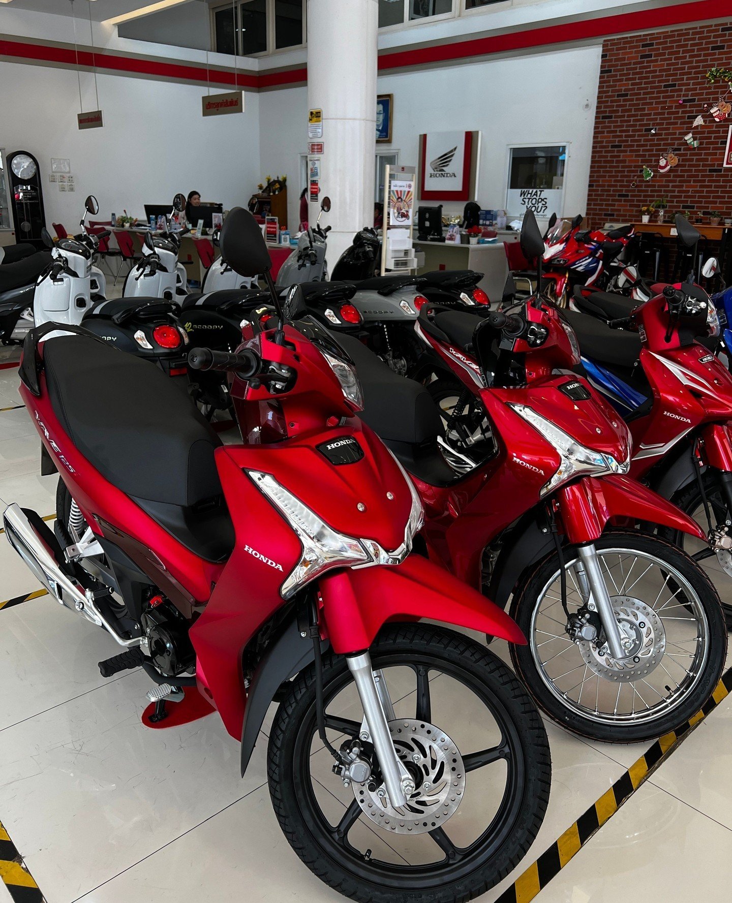 Spokes or alloy wheels. What would you choose on a brand new Honda Wave?⁠
⁠
- Small Bike Stuff