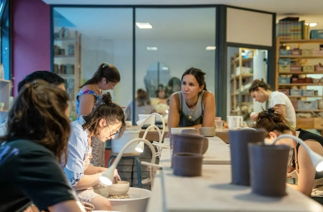 ✨Vie d&rsquo;atelier ✨
Derni&egrave;res semaines de cours hebdos &agrave; l&rsquo;atelier avant la pause estivale ☀️ 
Les &eacute;l&egrave;ves terminent leurs pi&egrave;ces apr&egrave;s une ann&eacute;e riche en progr&egrave;s et projets ! 
Tous les 