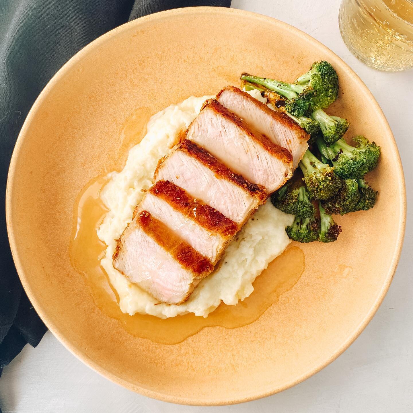 Pork Chops | Mashed Potatoes | Pan-Seared Broccoli 

Made in our virtual kids cooking classes. Your kids can make this too 👩&zwj;🍳 
.
.
.
.
.
.
.
.
.
.

#stamfordmoms #greenwichmoms #darienmoms #ryemoms #ryebrookmoms #scarsdalemoms #nyckids #fairfi