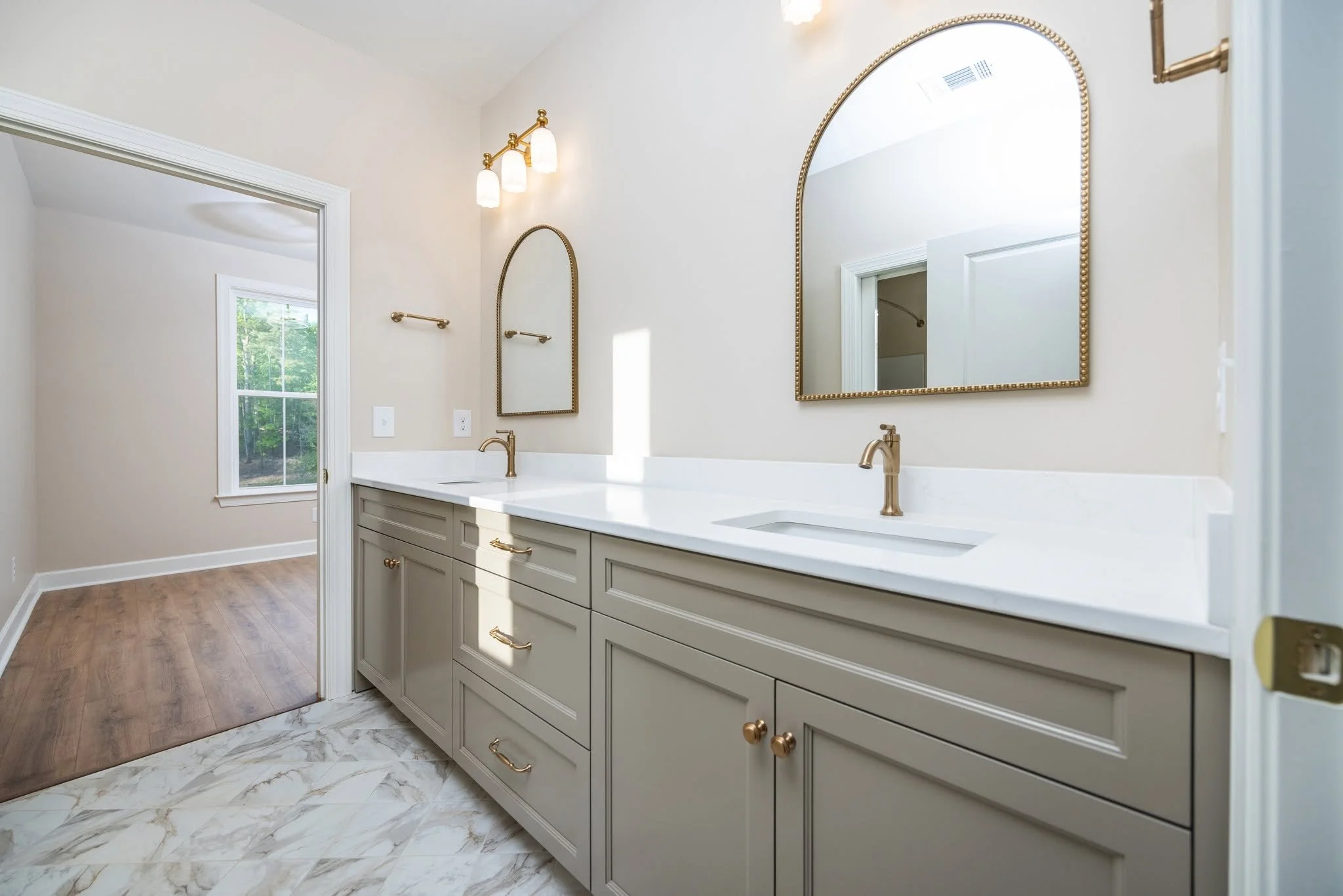 Razor side jack n jill vanity.jpg