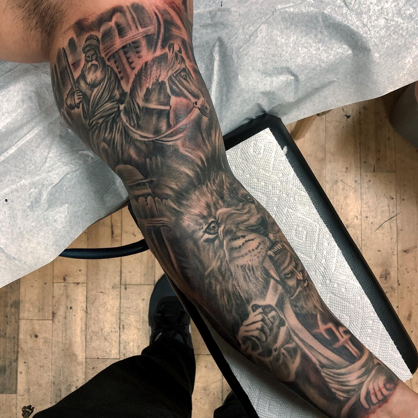 👉mostly healed👈
.
Done using @eldiabloneedles 
.
.
.

#fullsleevetattoo #tattoo #tattoos #ink #inked #tattooart #tattooideas #traditional #tattoodesign #tattooed #tattoolife #kylefreshink #tattooink #blackandgreytattoo #blackworktattoo #tattooing #