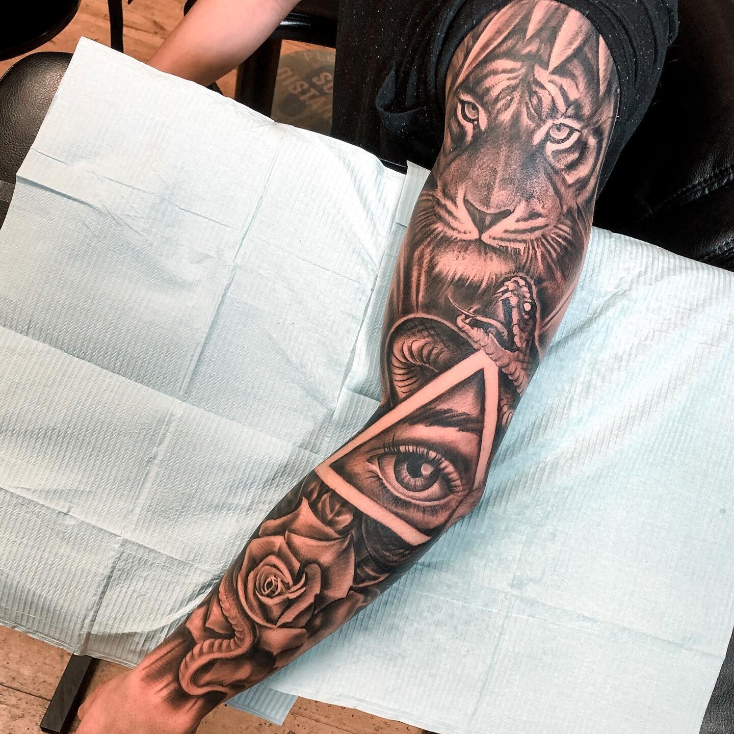👉7hrs👈
Done using @eldiabloneedles 
.
.
.

#fullsleevetattoo #tattoo #tattoos #ink #inked #tattooart #tattooideas #traditional #tattoodesign #tattooed #tattoolife #kylefreshink #tattooink #blackandgreytattoo #blackworktattoo #tattooing #blackandgre