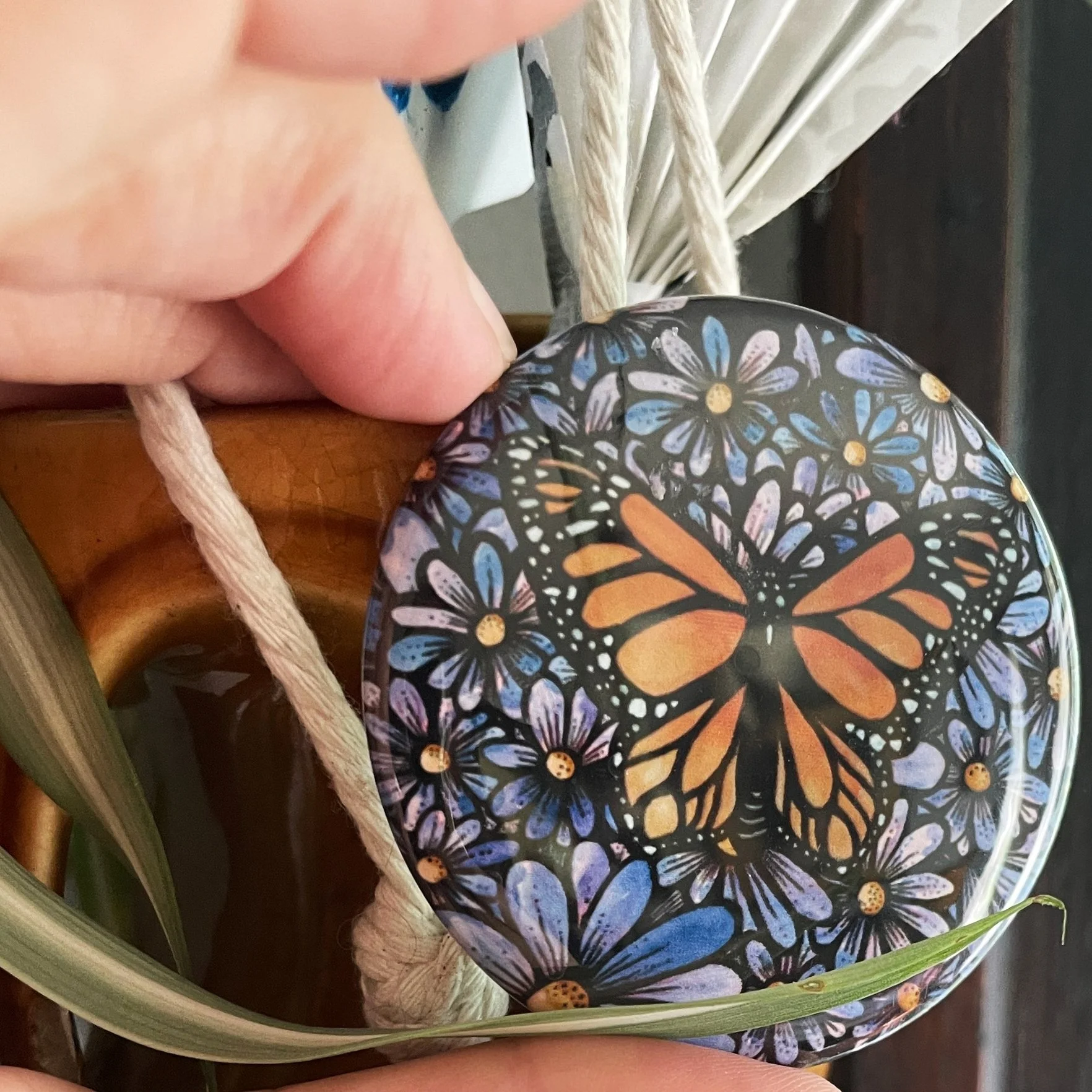 Butterfly button