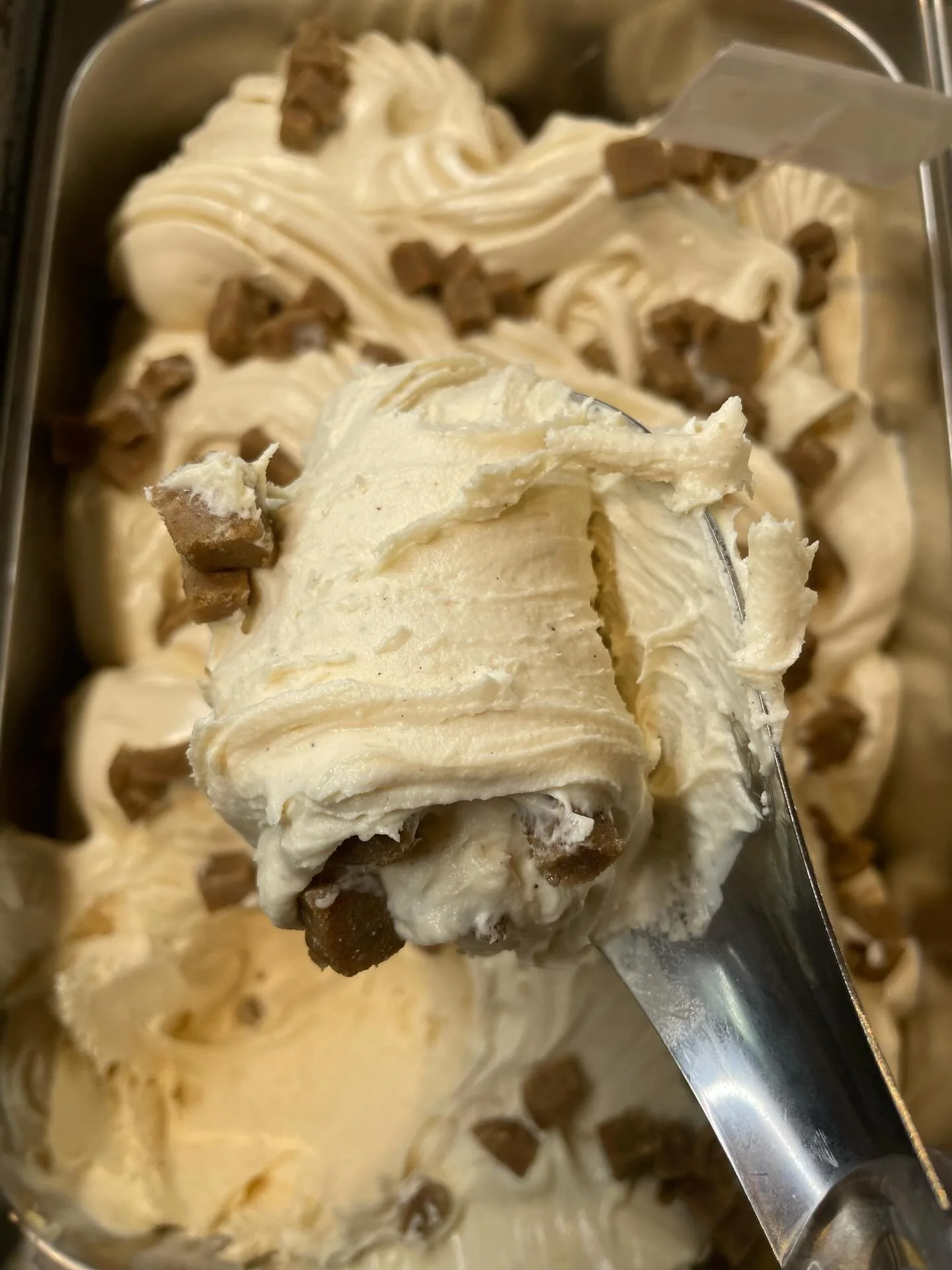 Merry Christmas baby 🎶🎄
En julfavorit i glassdisken: pepparkaka 🤎

Vi har &ouml;ppet hela december onsdagar, torsdagar, fredagar, l&ouml;rdagar &amp; s&ouml;ndagar (st&auml;ngt julafton, juldagen, ny&aring;rsafton &amp; ny&aring;rsdagen). V&auml;l