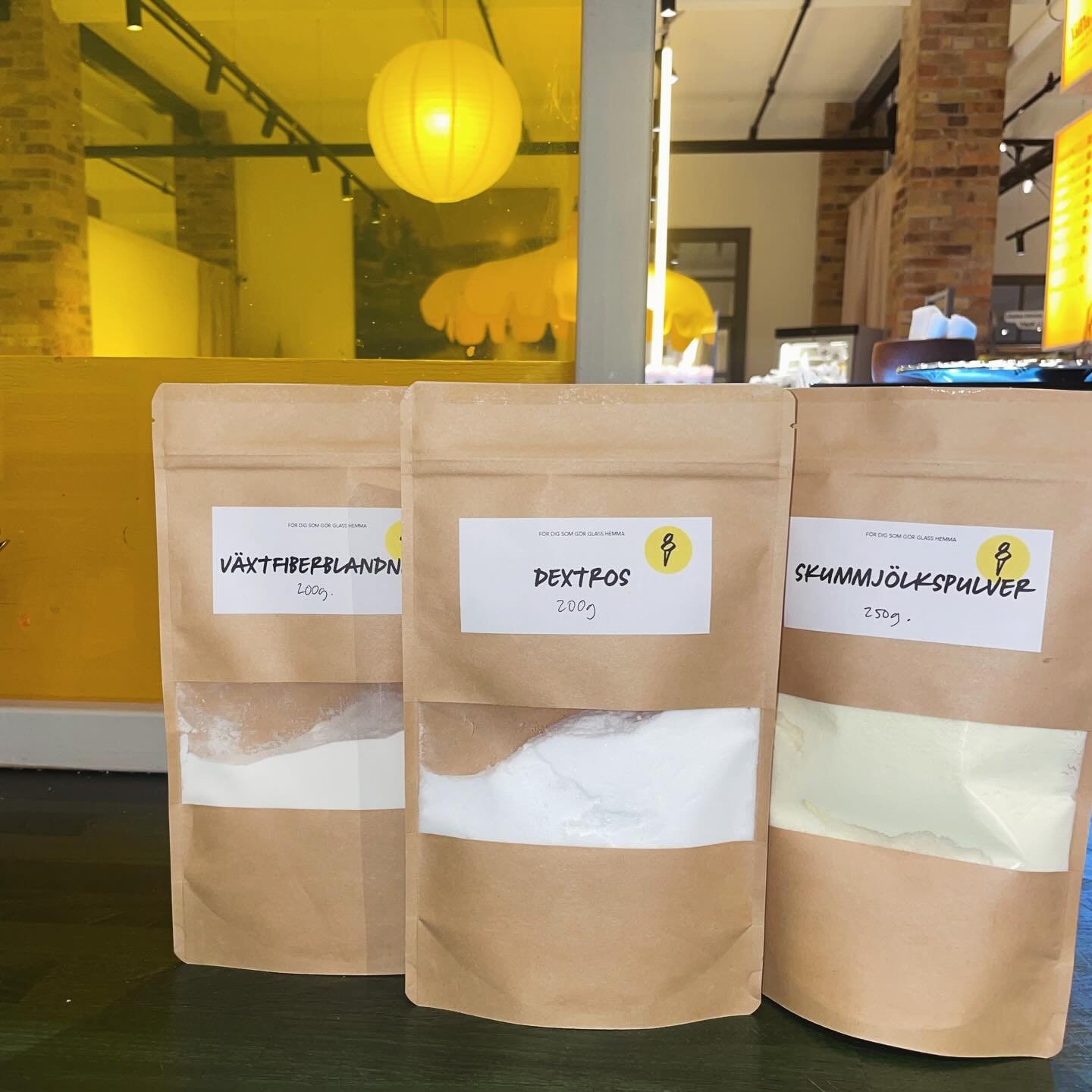 &Auml;r du eller n&aring;gon du k&auml;nner en glassm&auml;stare i smyg? Vi har paketerat de tre vikigaste ingredienserna f&ouml;r att g&ouml;ra glass hemma som kan vara lite kluriga att hitta i butik, perfekta som julklapp kanske? 🎁

Dextros 🍬 
St