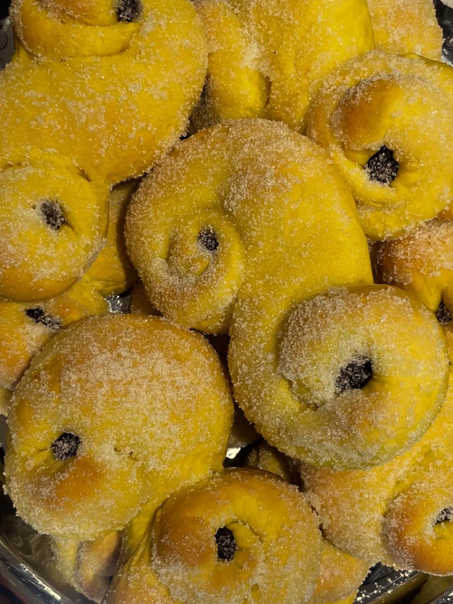 Mjau! 😻
Kom in p&aring; fika och fira 🕯️🕯️🕯️, hembakade lussekatter, cookies, chokladbollar och annat gott finns + glass s&aring;klart!