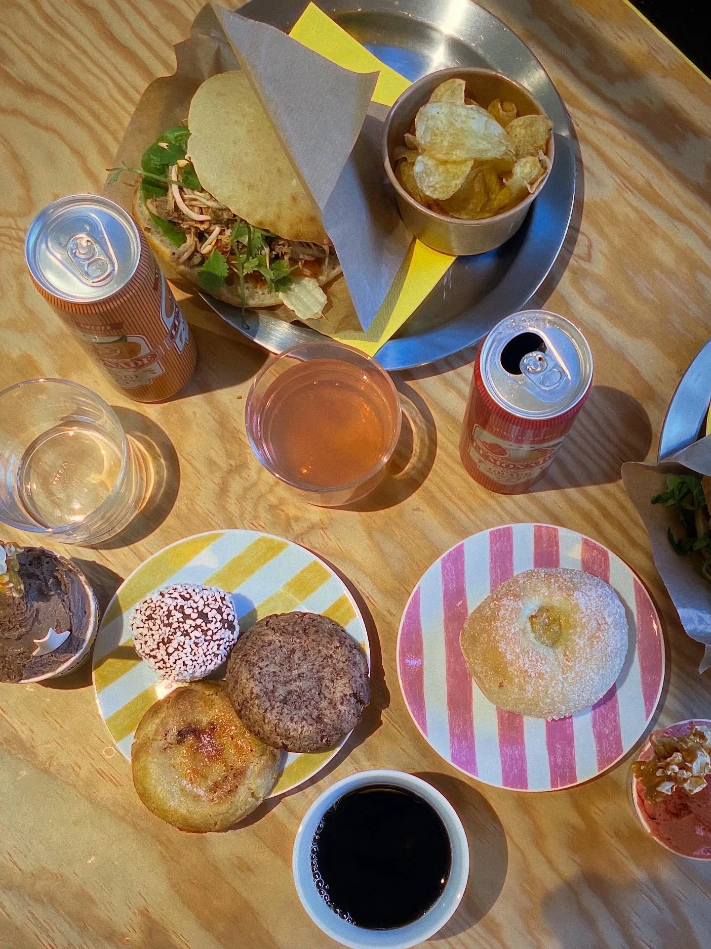 Lite av varje&hellip; that&rsquo;s how we roll🍦☕️🥪🍪🥤