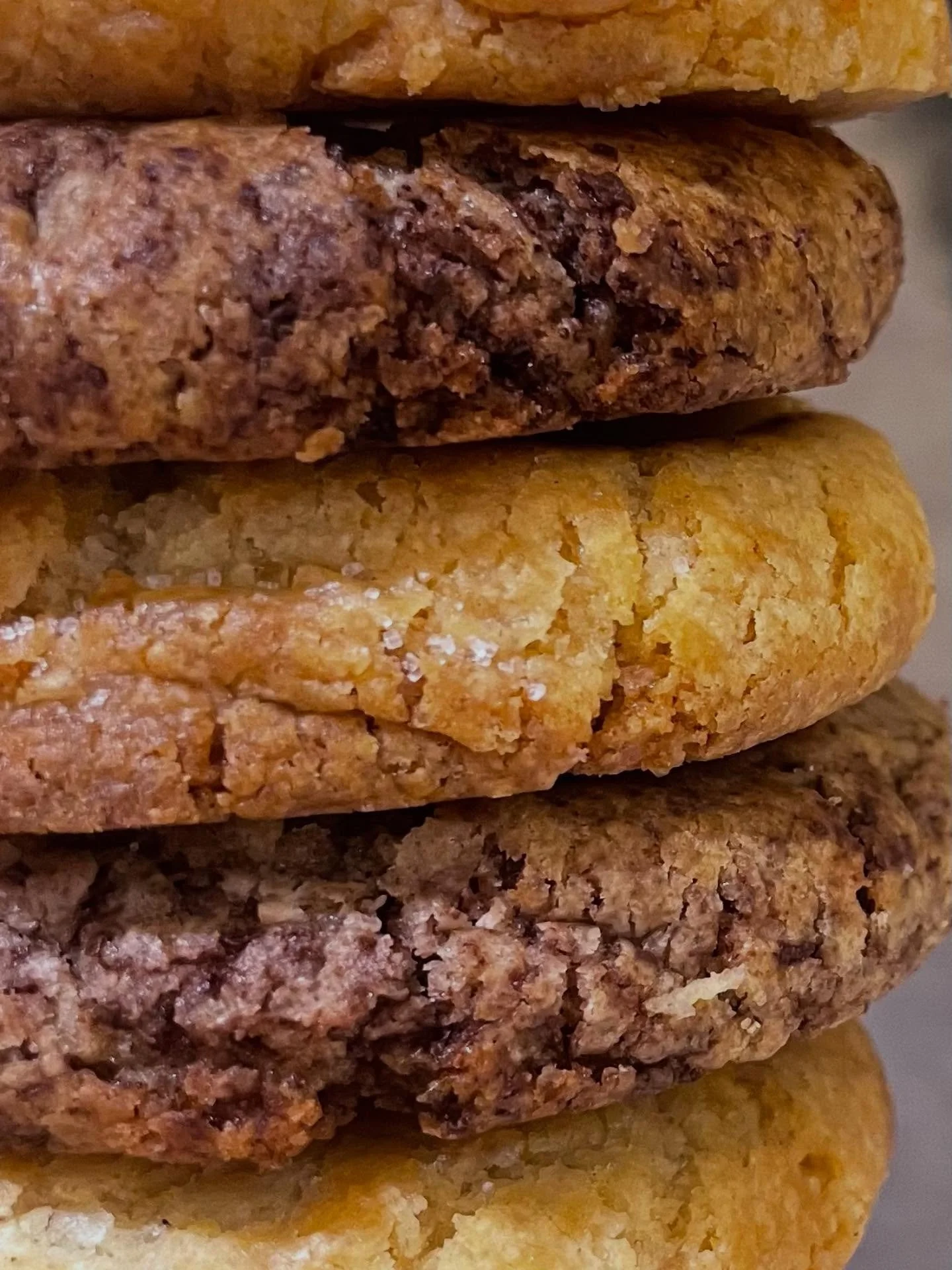 Ska vi baka cookies? 🍪

375g mj&ouml;l
225g socker
250g rumsvarmt sm&ouml;r
70g sirap
2,5 msk skummj&ouml;lkspulver
2,5 tsk bakpulver
0,75 tsk salt

= en bra grunddeg. Tills&auml;tt smak om du vill, typ choklad, n&ouml;tter eller n&aring;got annat k