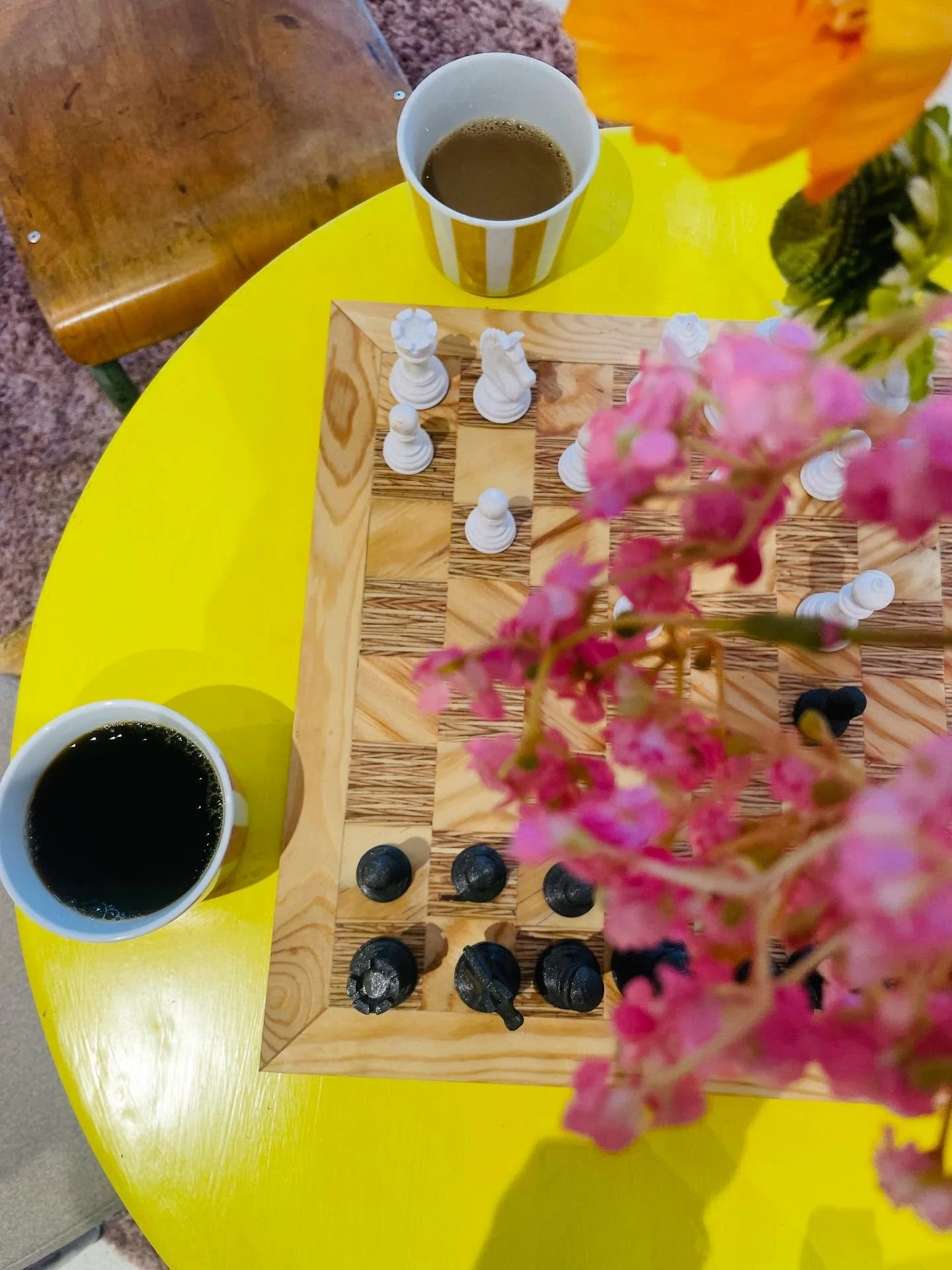 En kopp kaffe och ett parti schack, mys beh&ouml;ver ej vara sv&aring;rare &auml;n s&aring; 🤓♟️