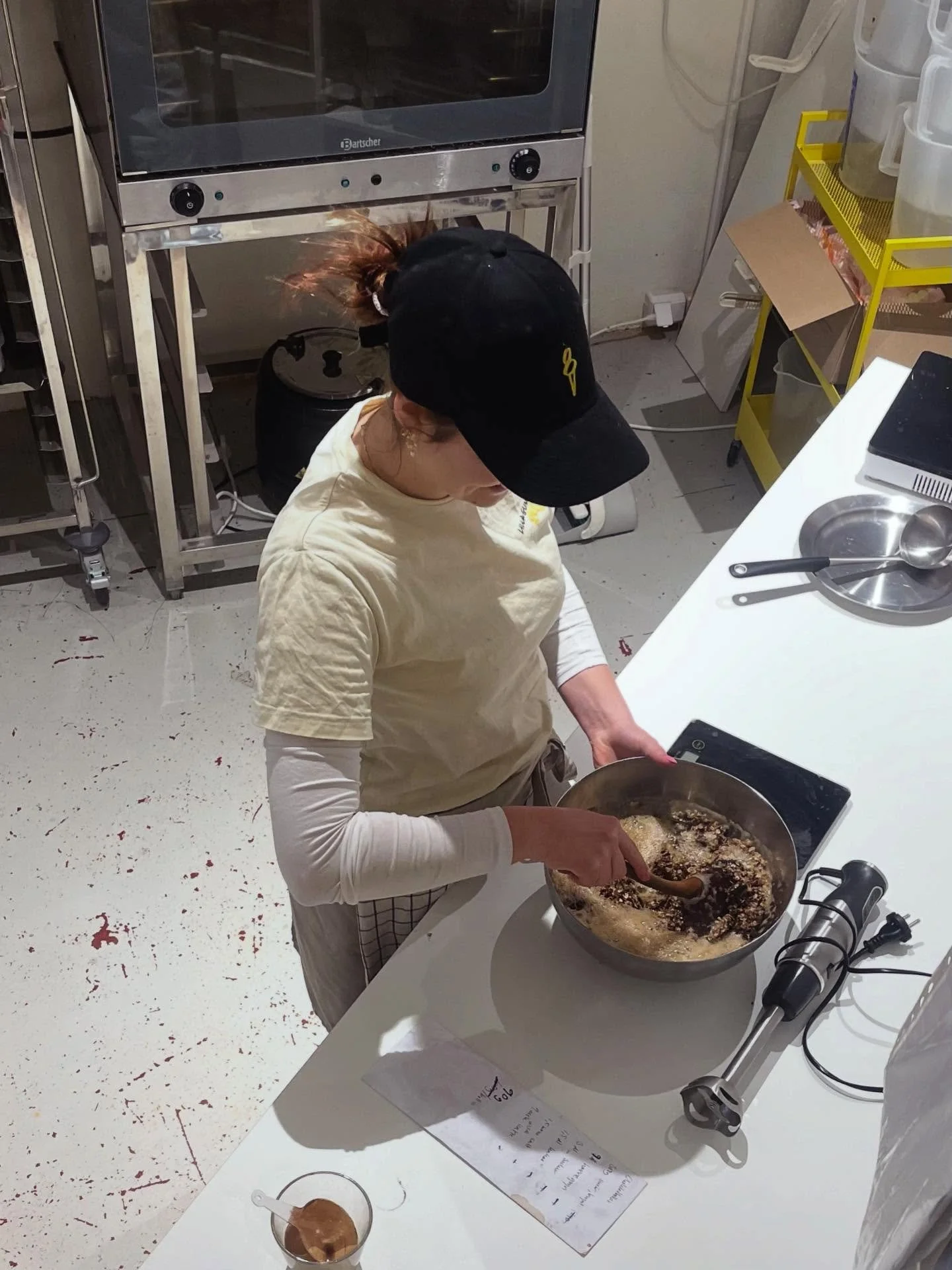 Chokladbollar med brynt sm&ouml;r in the making 🤎 H&auml;r bakas alla kakor, bullar och br&ouml;d. Hembakat &auml;r b&auml;st!