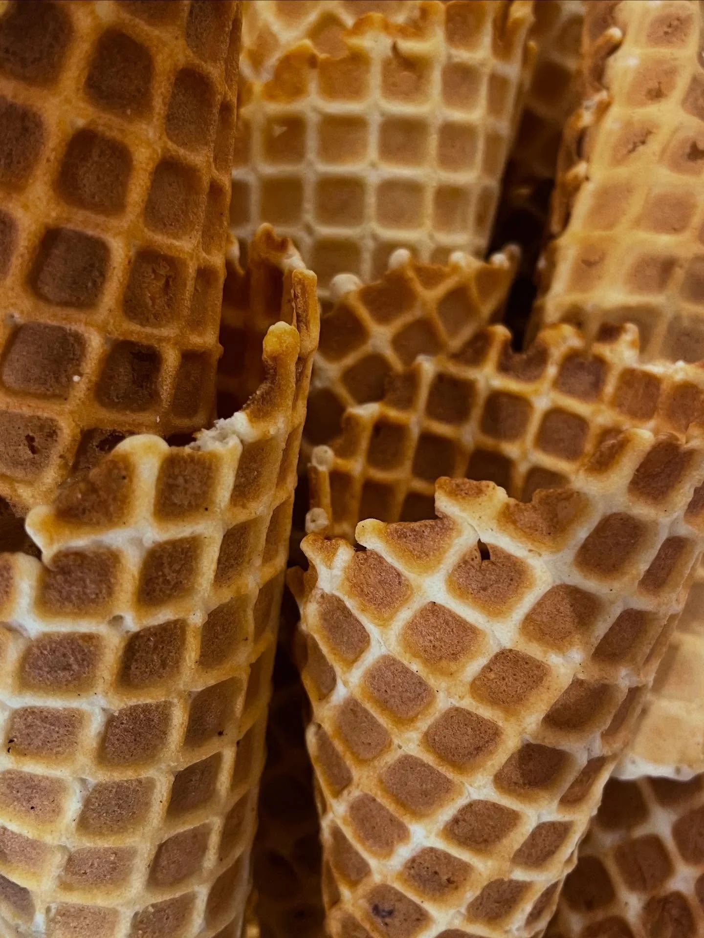 R&aring;n p&aring; g&aring;ng! 🍦

En av de finaste grejerna vi har &auml;r r&aring;nen. Sm&ouml;r, mj&ouml;l, socker, &auml;ggvita, g&aring;rdsmj&ouml;lk och n&aring;gra kryddor. De blir s&aring; goda! N&auml;r man &auml;ter glass som det lagts ner 