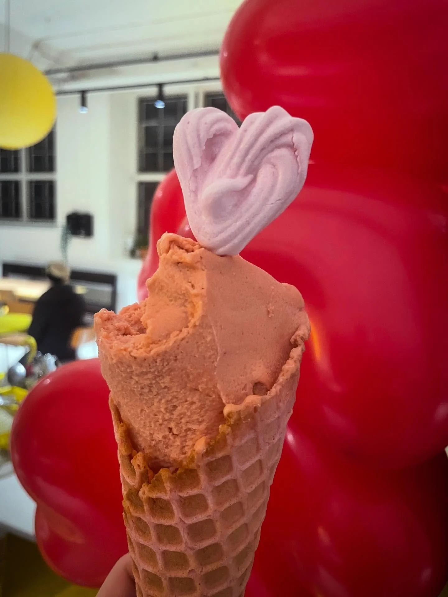 The only thing more powerful than hate is LOVE ❤️🩷💛
Hela helgen blir det extra allt! Rosa glassar, rosa r&aring;n och hj&auml;rtmar&auml;nger - tillsammans &auml;r vi ljuset. Varmt v&auml;lkommen hit, nu och alla dagar! 🤗