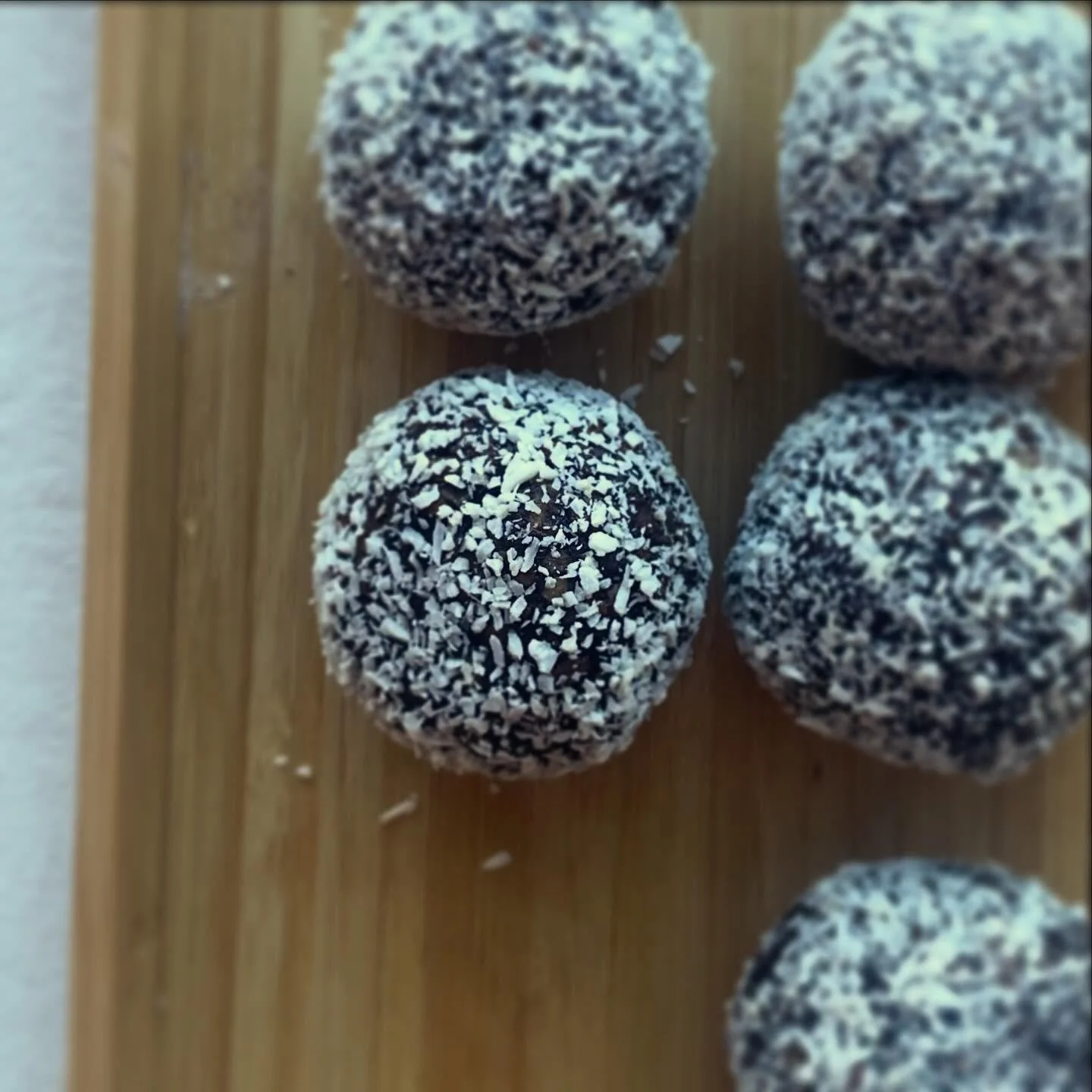 Chokladbollar &auml;r en riktig fikaklassiker 😋🤎

S&aring; h&auml;r bakar vi v&aring;ra:
300 g sm&ouml;r
360 g havregryn
270 g socker
60 g kakao
1 krm salt
1,5 dl bryggkaffe

1. Bryn sm&ouml;ret
2. Blanda allt i en bunke
3. Mixa eller kn&aring;da i