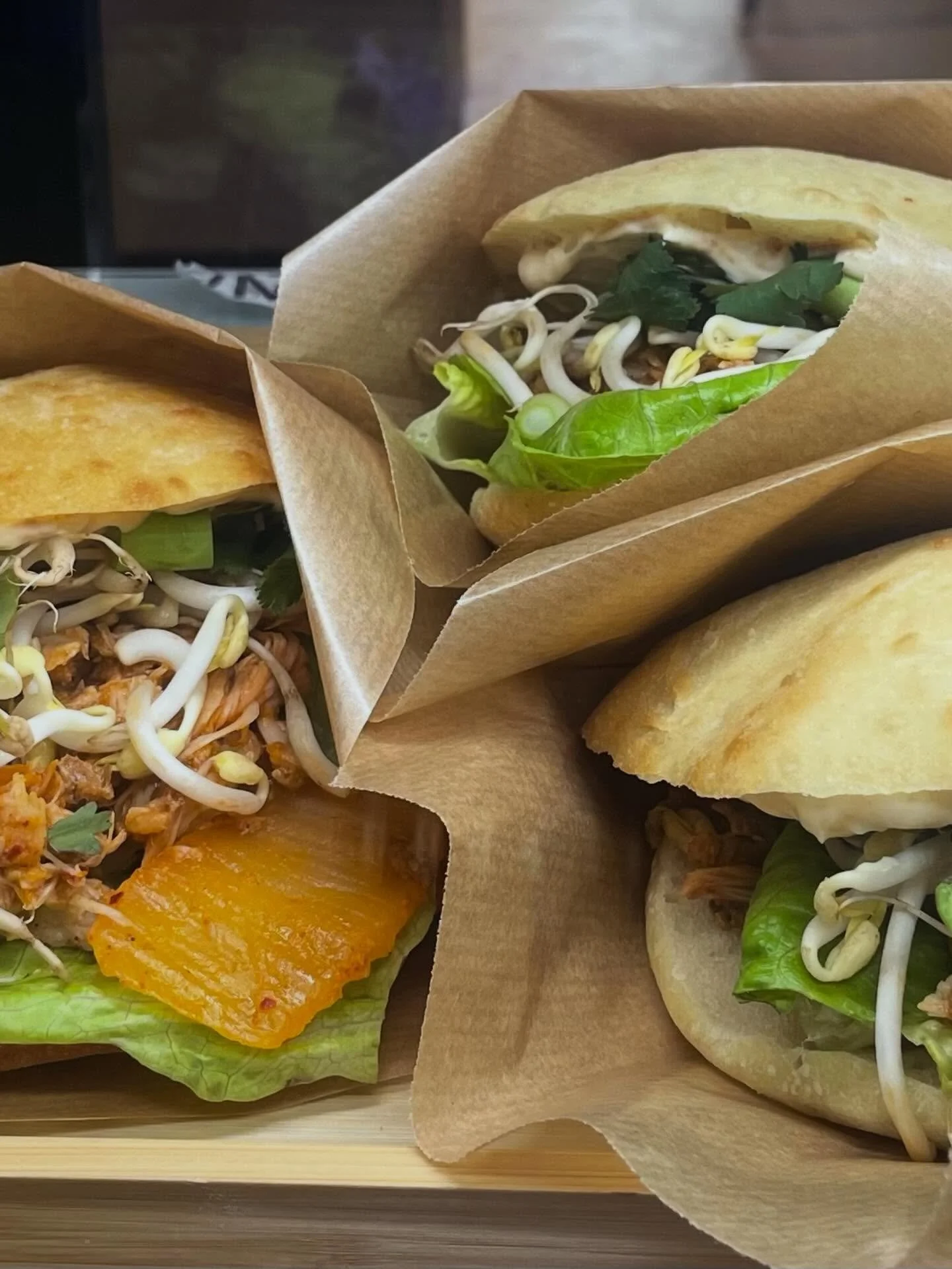 Beh&ouml;ver du n&aring;got i magen f&ouml;re glassen? No probs. H&auml;r finns alltid en liten matmeny f&ouml;r den hungrige. 

🥪 Hembakade flatbreads med goda fyllningar. Kyckling, kimchi, sallad, b&ouml;ngroddar, salladsl&ouml;k, koriander &amp; 