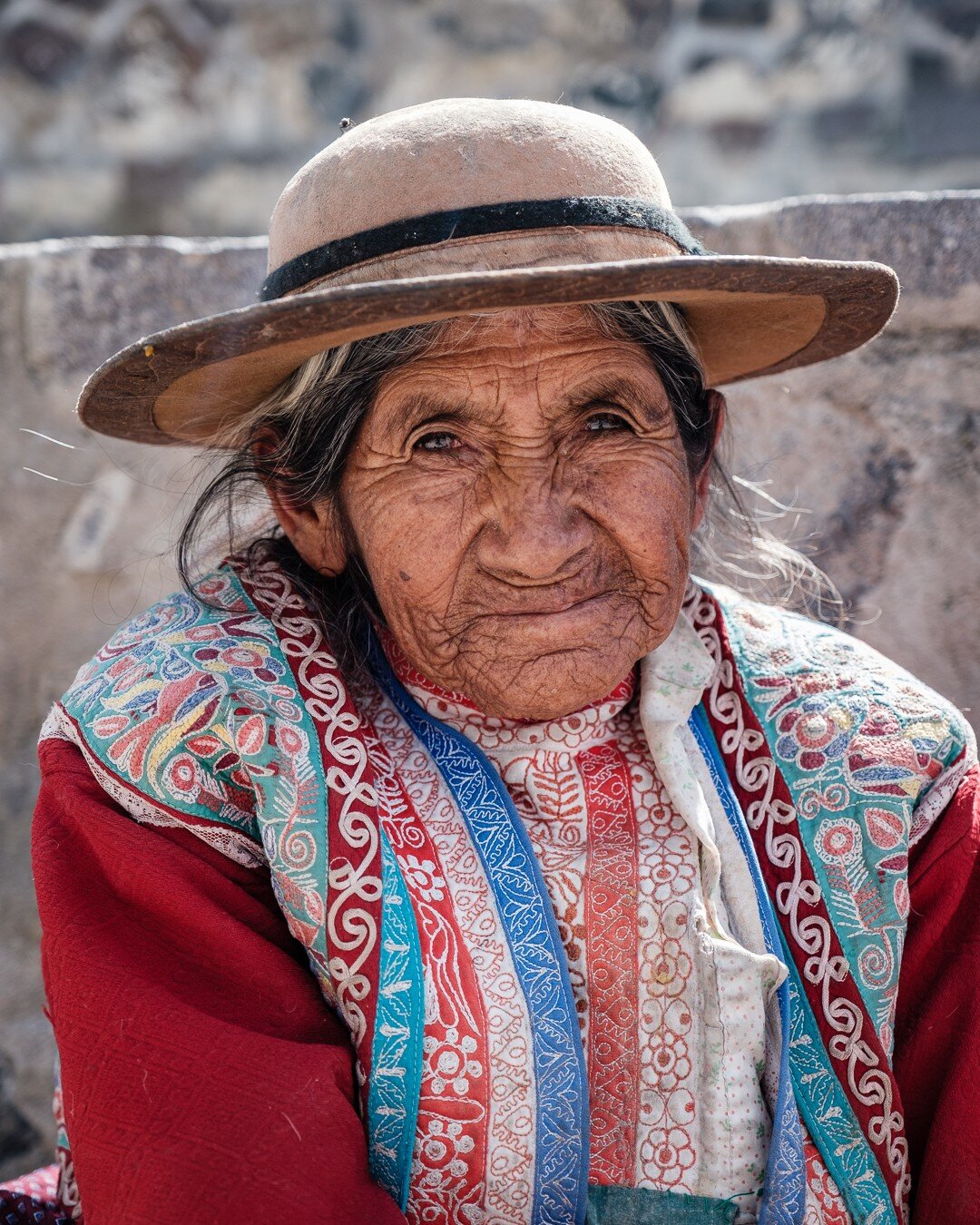 O Vale do Colca, no sul do Peru, possui um c&acirc;nion formado pelo rio Colca que &eacute; duas vezes mais profundo que o Grand Canyon, nos EUA. A beleza natural da regi&atilde;o concorre com a beleza das pessoas, que s&atilde;o sempre cordiais e ac