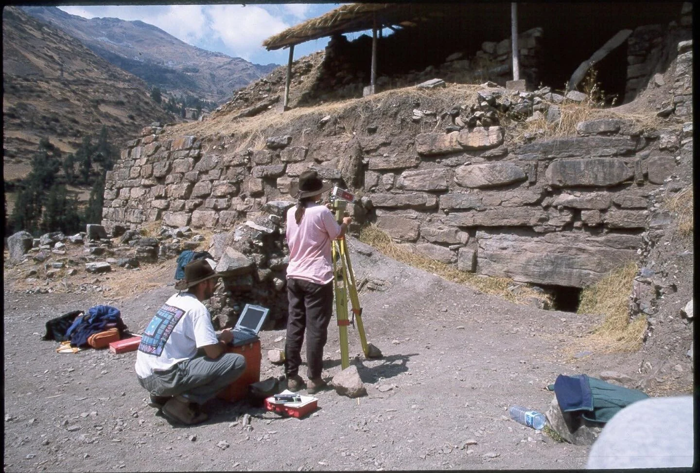 Archaeology-Fieldwork Flashback: Chavín de Huántar, Perú.
La Galería de la Escalinata
We’re standing in front of one of the oldest buildings at Chavín, the NEA (North-east corner of Building A), and mapping a