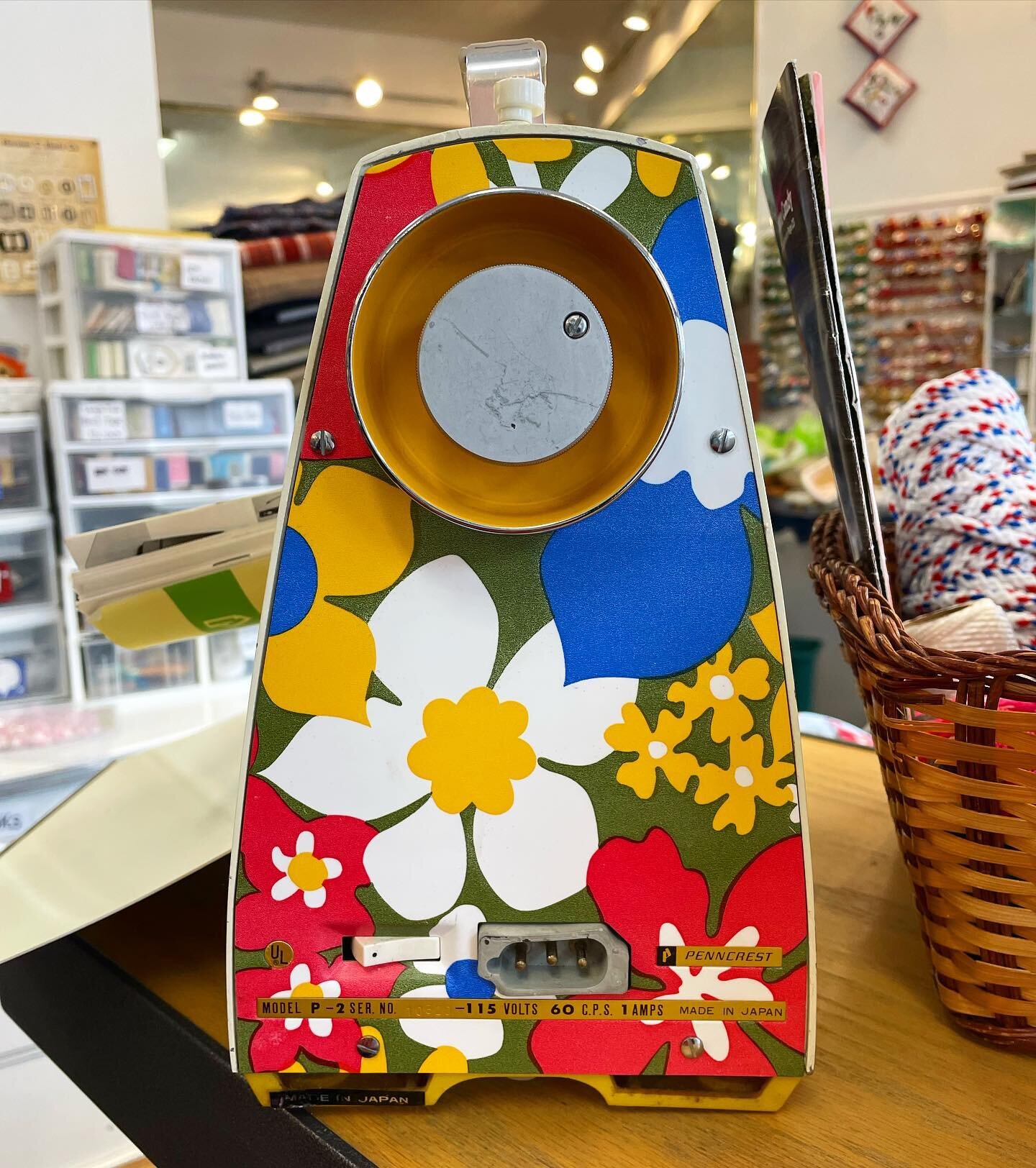 #FlowerPower - Today, I met the cutest seeing machine ever made. It&rsquo;s old-school and all metal parts, and it&rsquo;s at @sewgreenrochester, my favorite non-profit organization in #ROC if you just gotta have it. #vintage #sewing #sew #adorbs #Ad