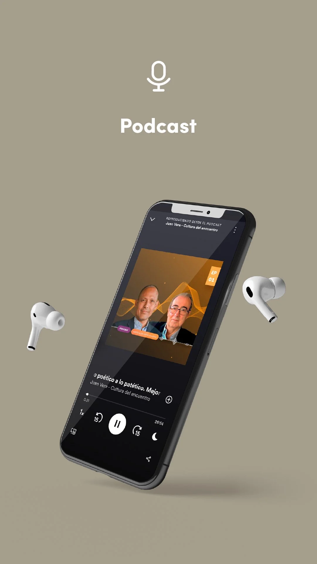 Pantalla de un teléfono móvil reproduciendo un episodio de podcast titulado "o poético a lo patético. Mejor" con dos hombres en la portada, acompañado de auriculares inalámbricos blancos.