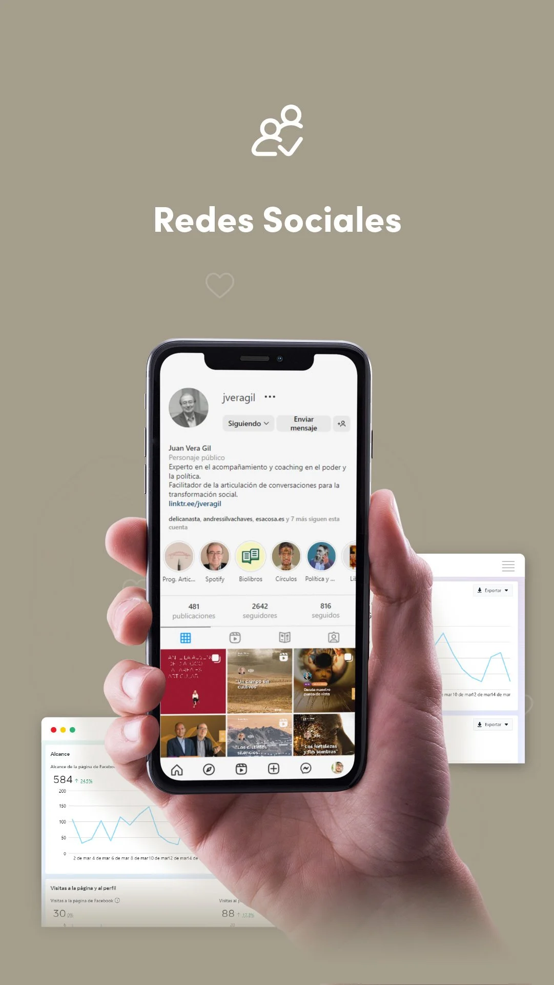 Mano sosteniendo un teléfono móvil que muestra un perfil de redes sociales, con gráficos y estadísticas en la pantalla y subtítulo 'Redes Sociales' en el fondo.