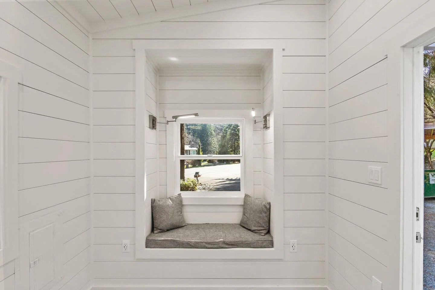 Cozy reading nook.
#tinyhouse #tinyhouseforsale #interiordesign #carpenter