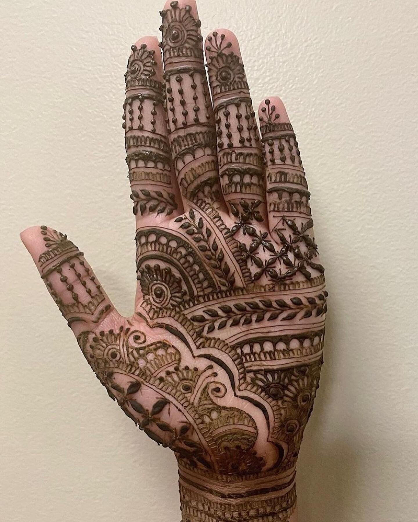 Strike beauty director by day, wonderful henna artist by night! 🦸&zwj;♀️ Send your love to @milanisdesigns 💓💓
