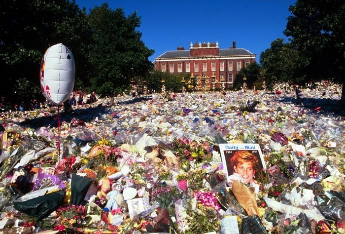 flowers-and-wreaths-outside-kensington-palace-after-death-of-princess-diana-london-britain-1997.jpeg