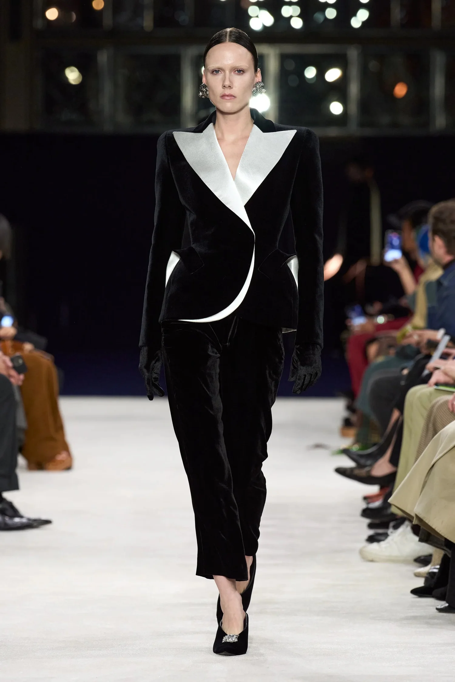 00001-balmain-fall-2023-ready-to-wear-credit-gorunway.jpg