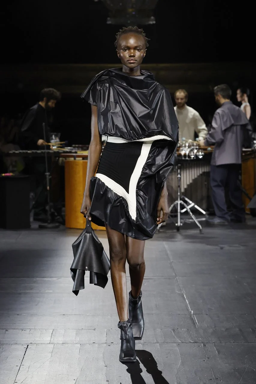 issey-miyake-fw23-fall-winter-2023-collection-paris-fashion-week-runway-9.jpeg