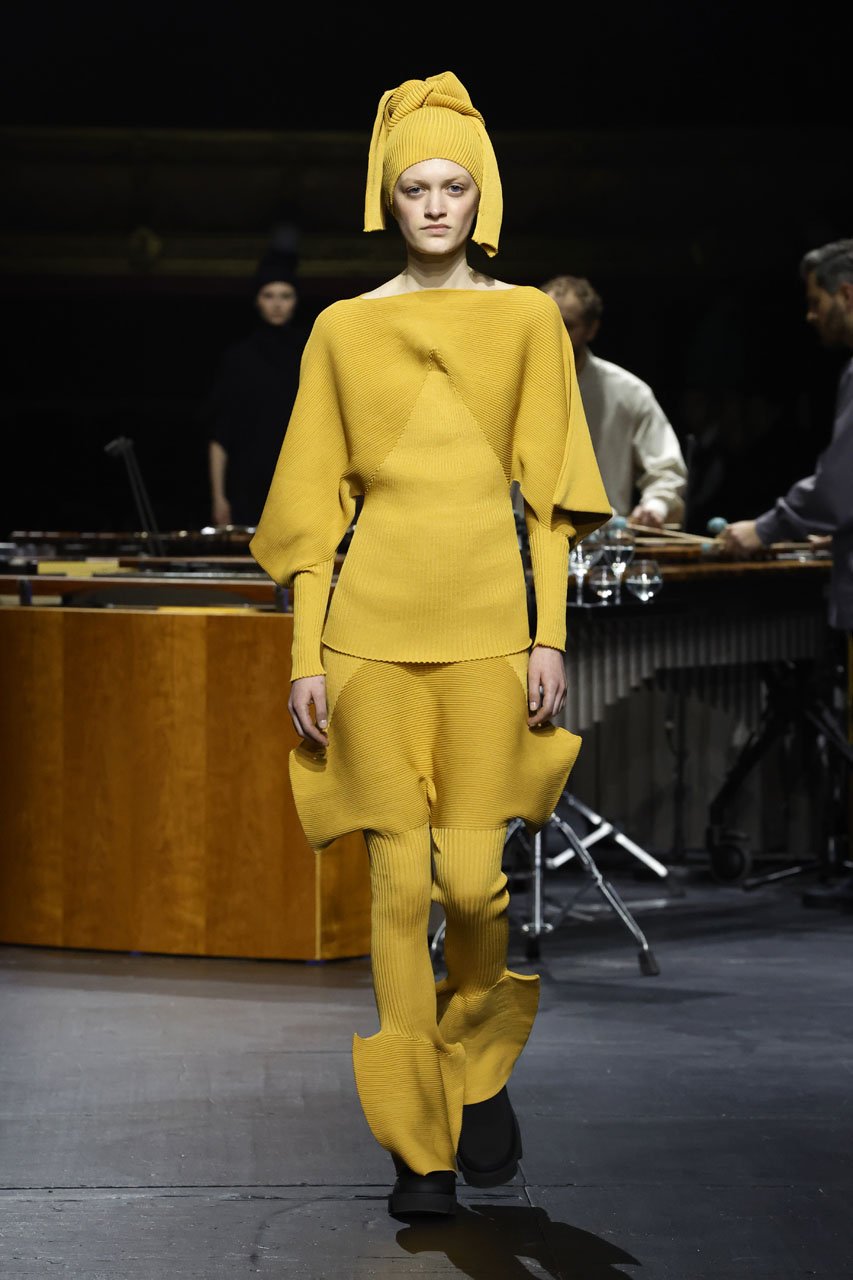 issey-miyake-fw23-fall-winter-2023-collection-paris-fashion-week-runway-24.jpeg
