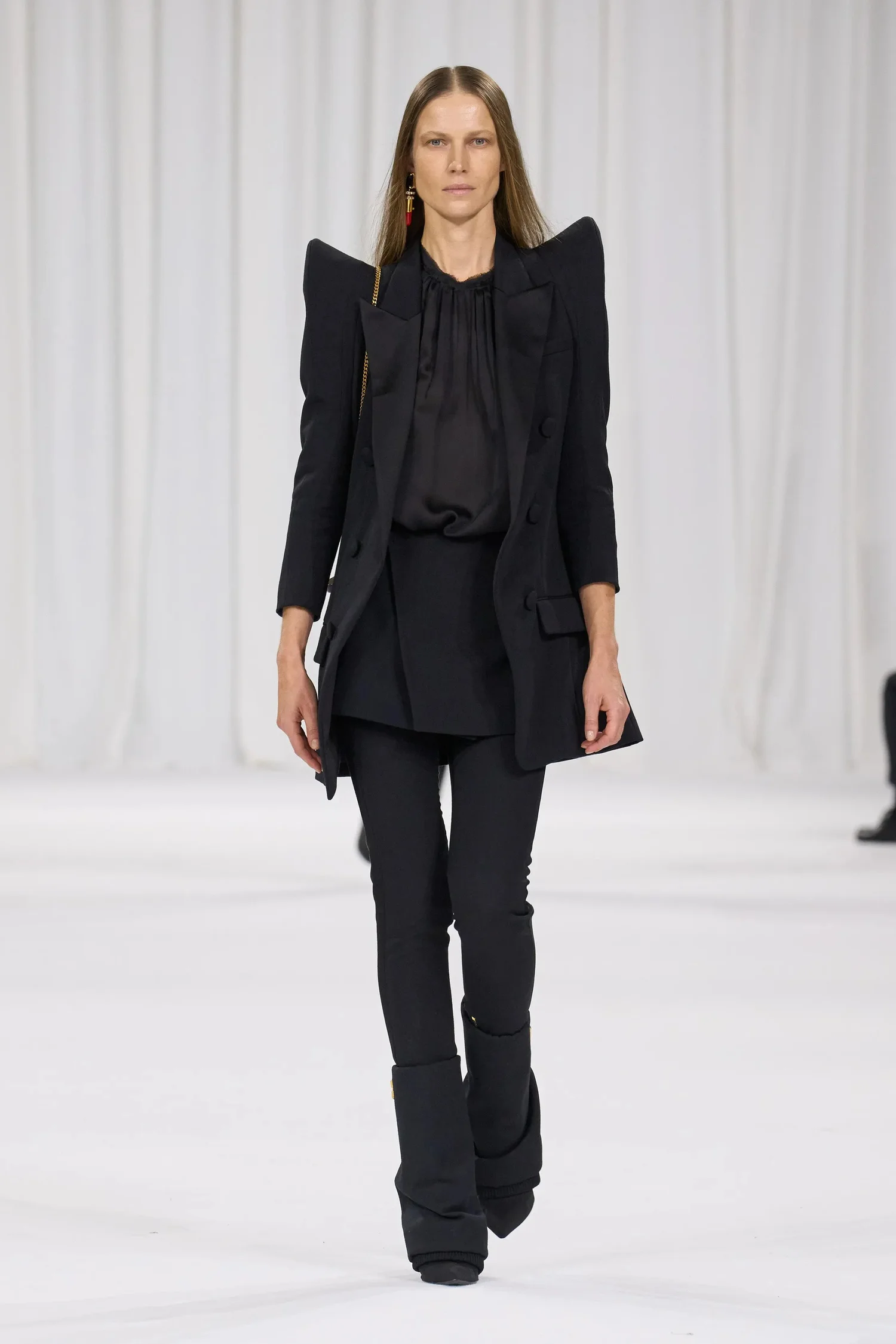 00008-balmain-spring-2025-ready-to-wear-credit-gorunway_4745031641288226963.jpg